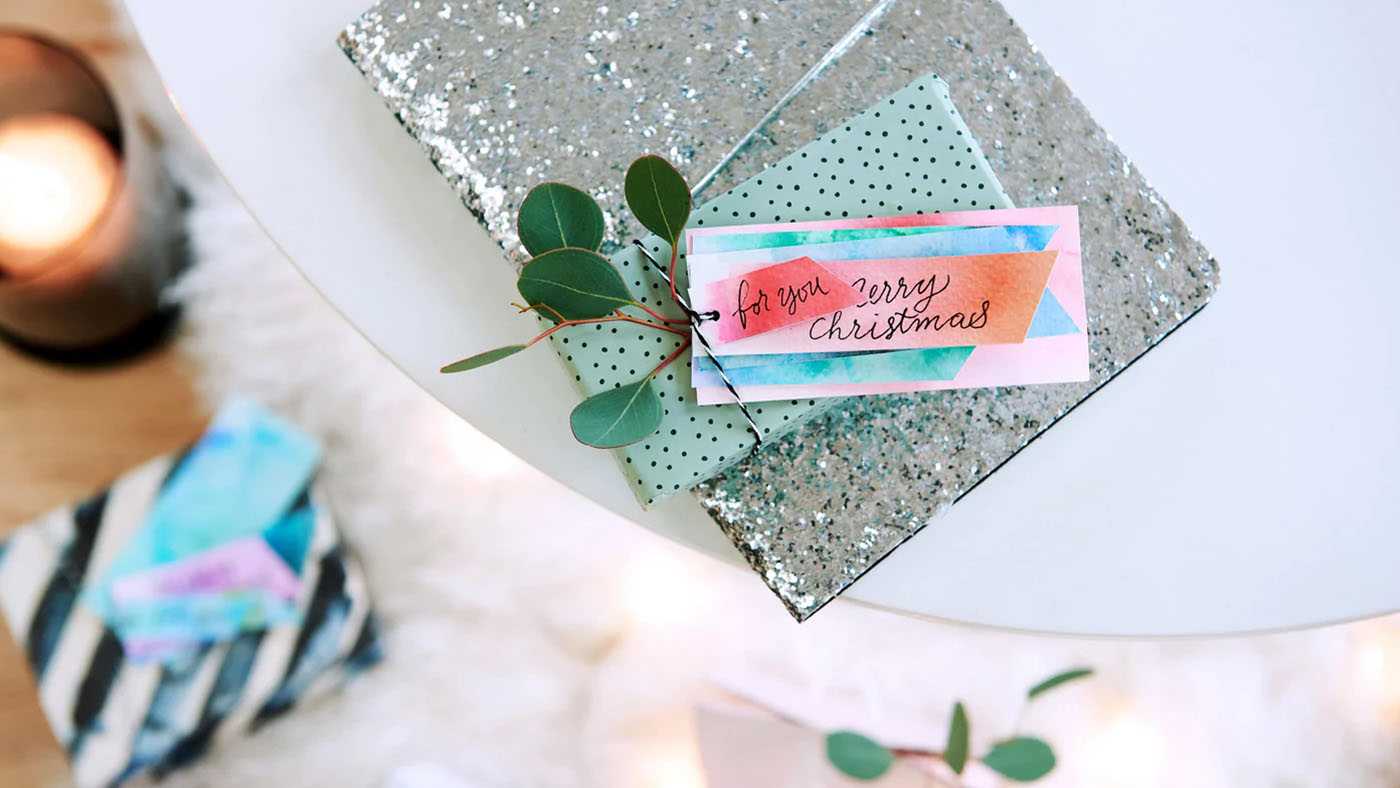 Geschenkanhänger gestalten - ein Präsent mit persönlicher Note