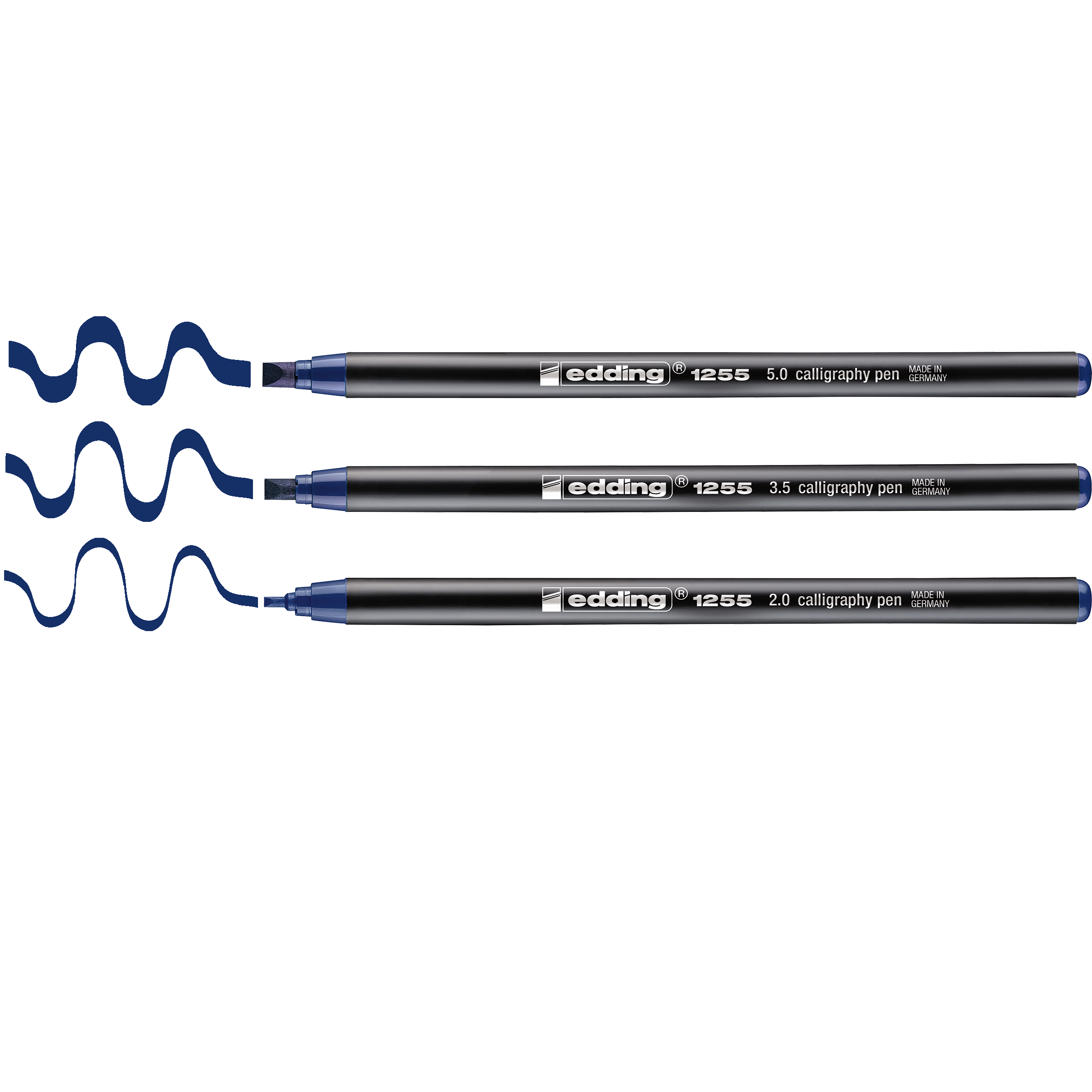 Abgebildet sind drei edding 1255 Kalligrafiestift 3er-Set Marker, die jeweils eine blaue Linie zeichnen. Die Strichstärke nimmt von 2,0 mm unten auf 3,5 mm in der Mitte und 5,0 mm oben zu.