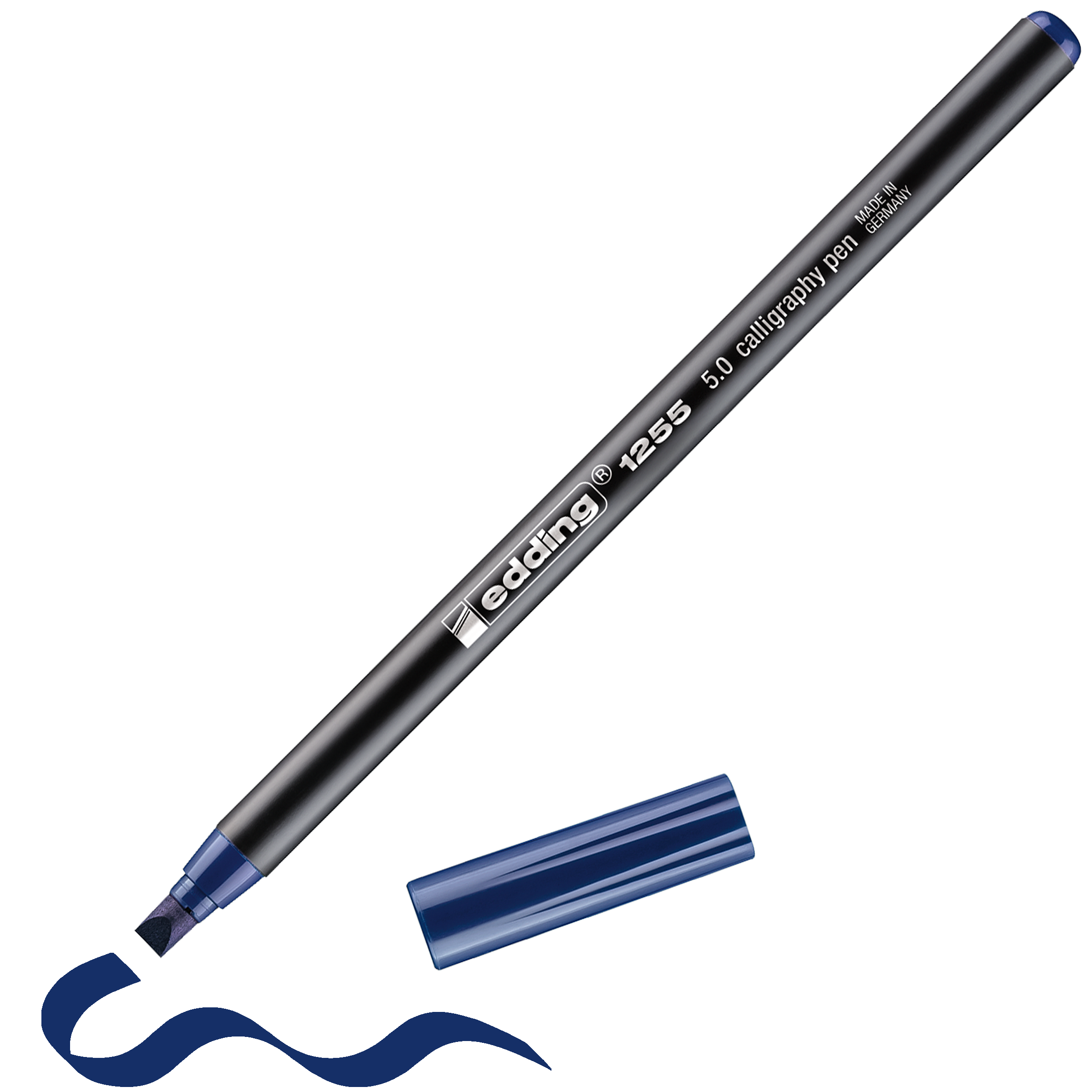 Bei einem schwarzen edding 1255 Kalligrafiestift ohne blaue Kappe ist die Keilspitze sichtbar, unter der eine blaue Wellenlinie gezeichnet ist.