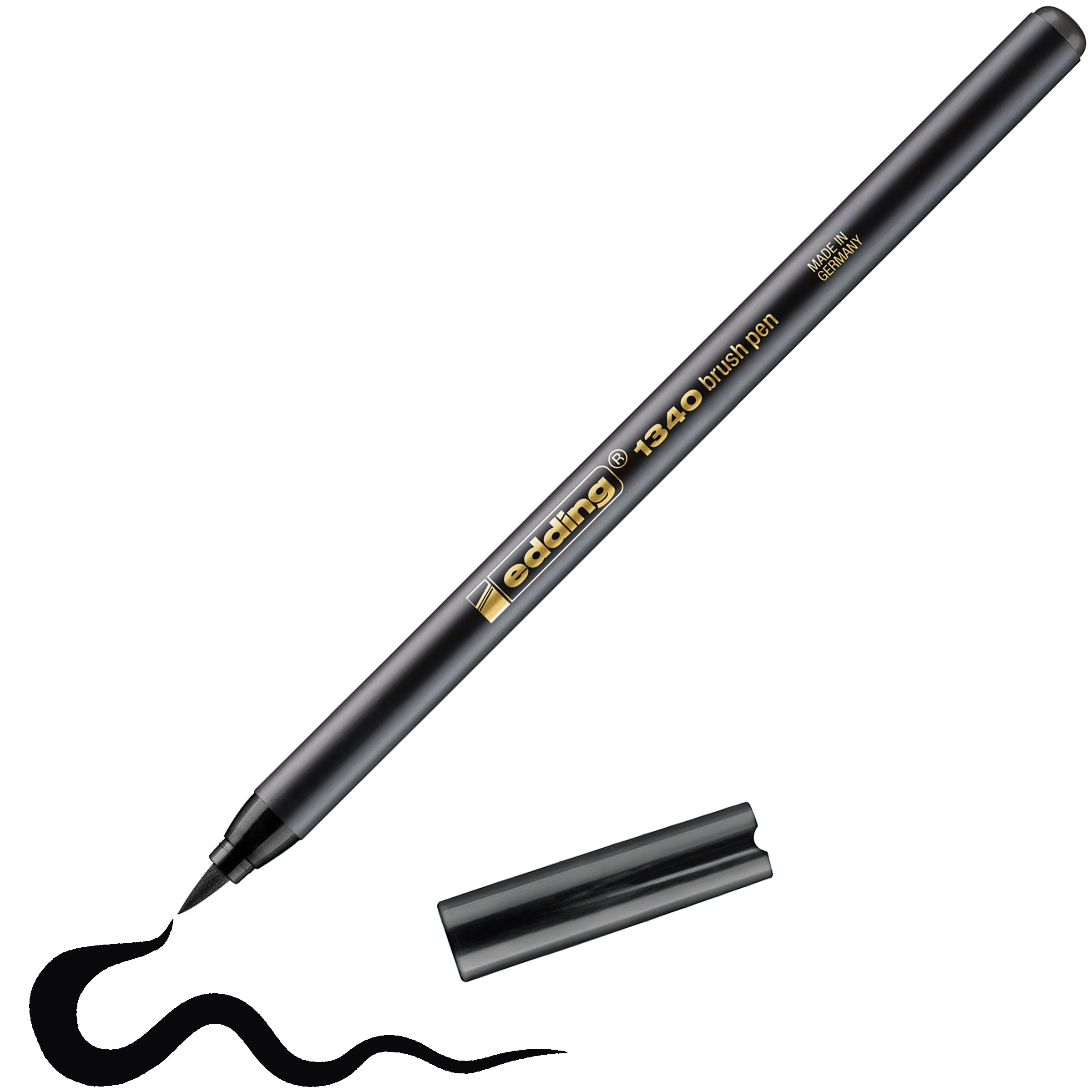 Ein schwarzer edding 1340 Pinselstift von edding, dessen Kappe geöffnet ist und dessen Pinselspitze eine wellenförmige Linie zeichnet. Die Kappe liegt neben diesem hochwertigen Markenprodukt auf Weiß – ideal zum Kombinieren von Farbtönen.