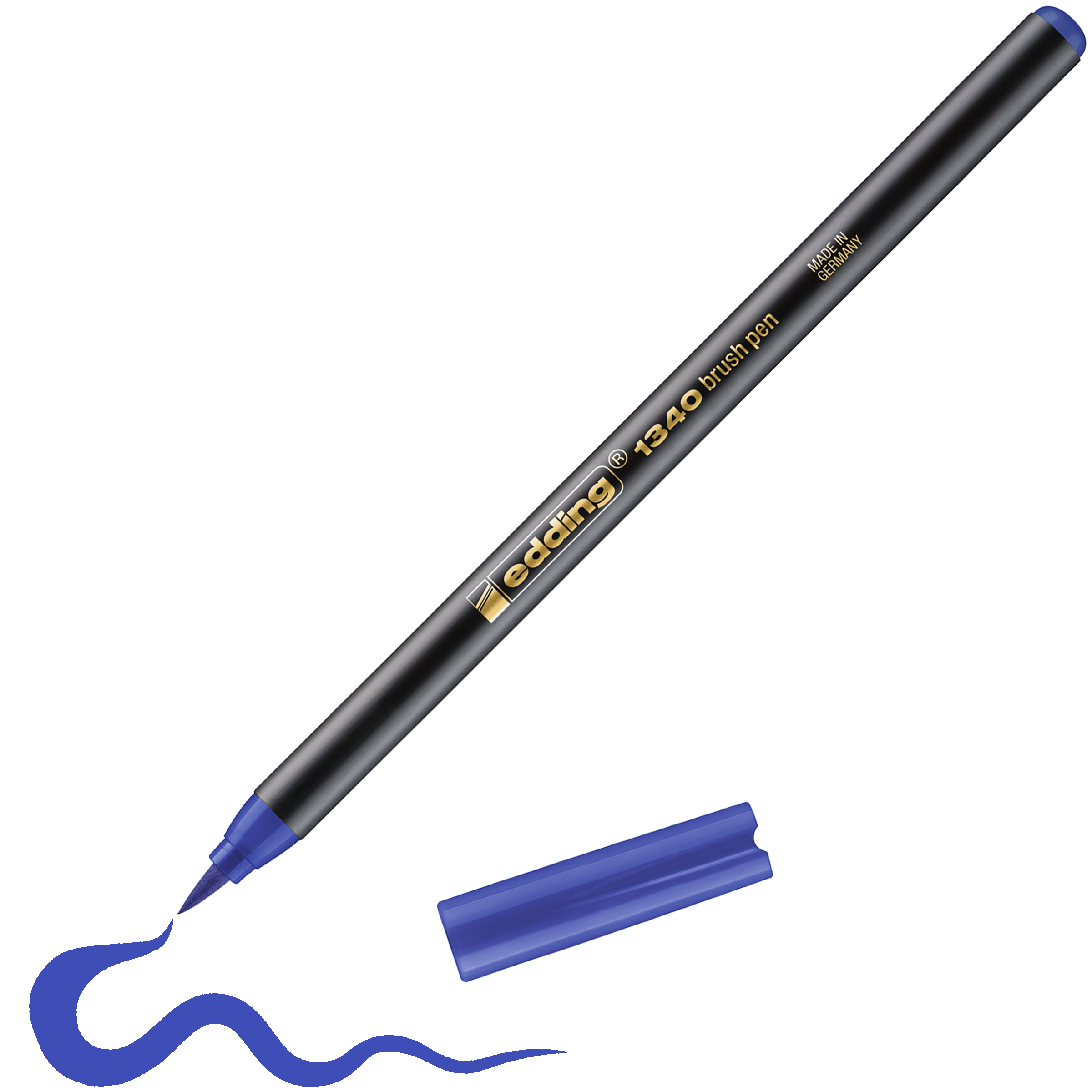 Ein edding 1340 Pinselstift in Blau zeichnet ohne Kappe eine wellenförmige blaue Linie. Die blaue Kappe liegt neben dem edding Pinselstift auf weißem Untergrund.