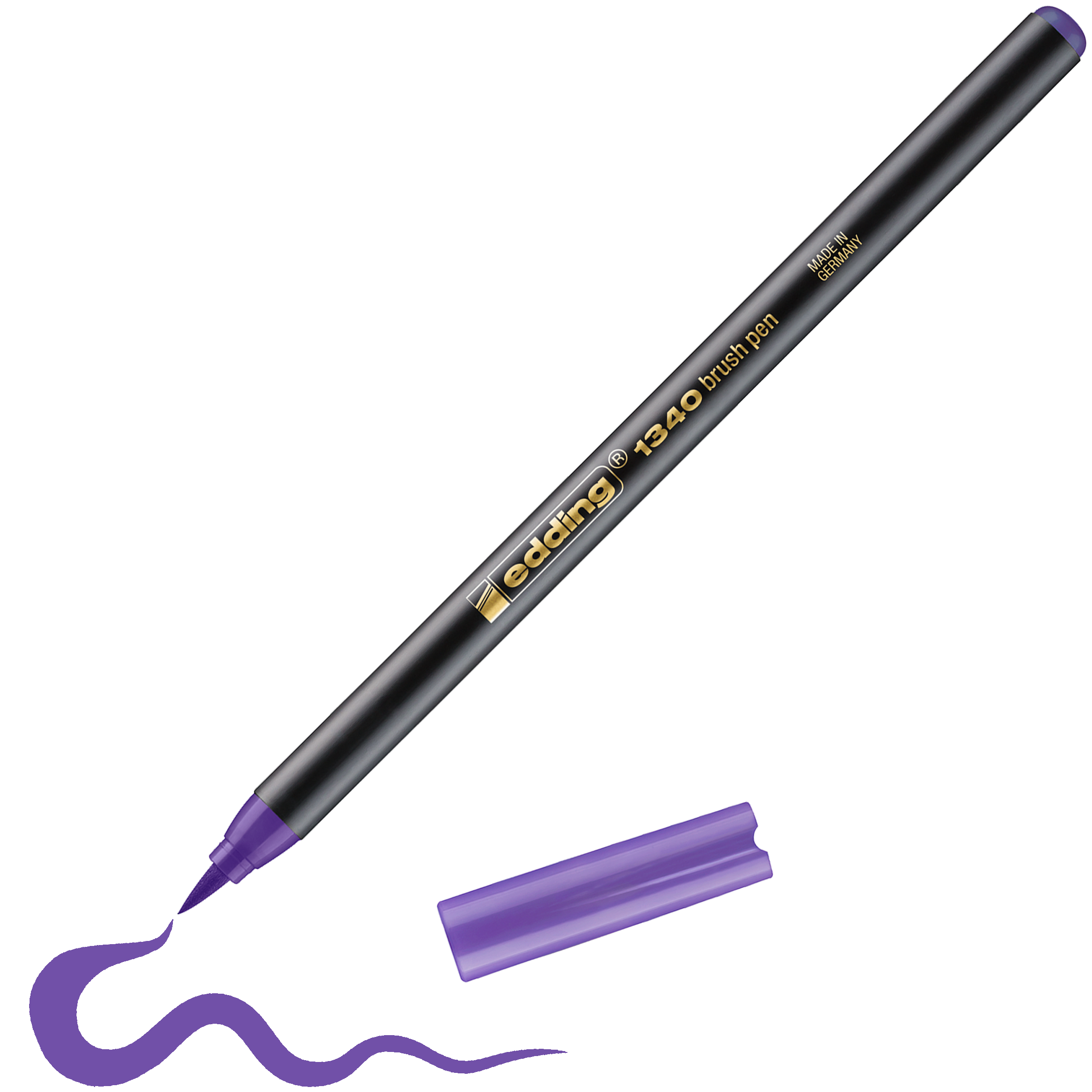 Ein Markenprodukt von edding: Der edding 1340 Pinselstift in Schwarz mit violetter Spitze zieht eine lilafarbene Linie. Die violette Kappe liegt daneben und erleichtert das Kombinieren von Kriterien.