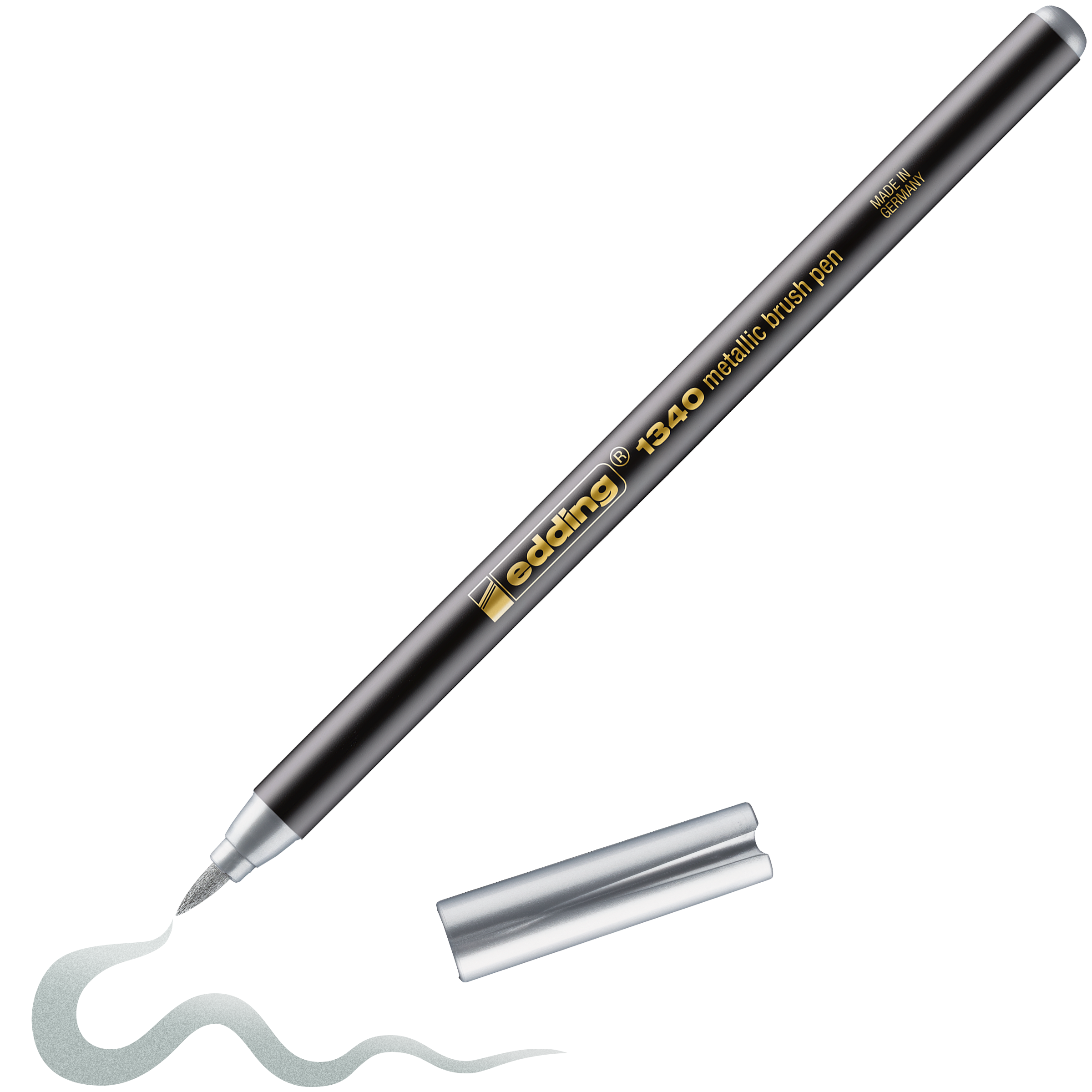 Ein schwarzer edding 1340 Metallic-Pinselstift mit abgenommener silberner Kappe zeichnet mit seiner flexiblen Pinselspitze eine wellenförmige, brillante Silberlinie auf weißem Hintergrund.