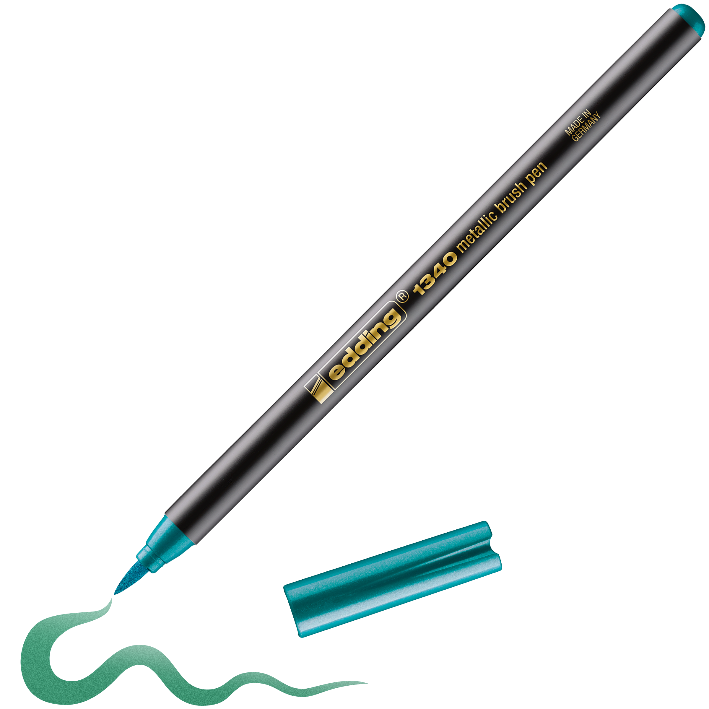 Ein edding 1340 metallic Pinselstift von edding mit flexibler Spitze zieht eine türkise Linie. Das schwarze Gehäuse trägt goldene und weiße Schrift, die Kappe liegt daneben.