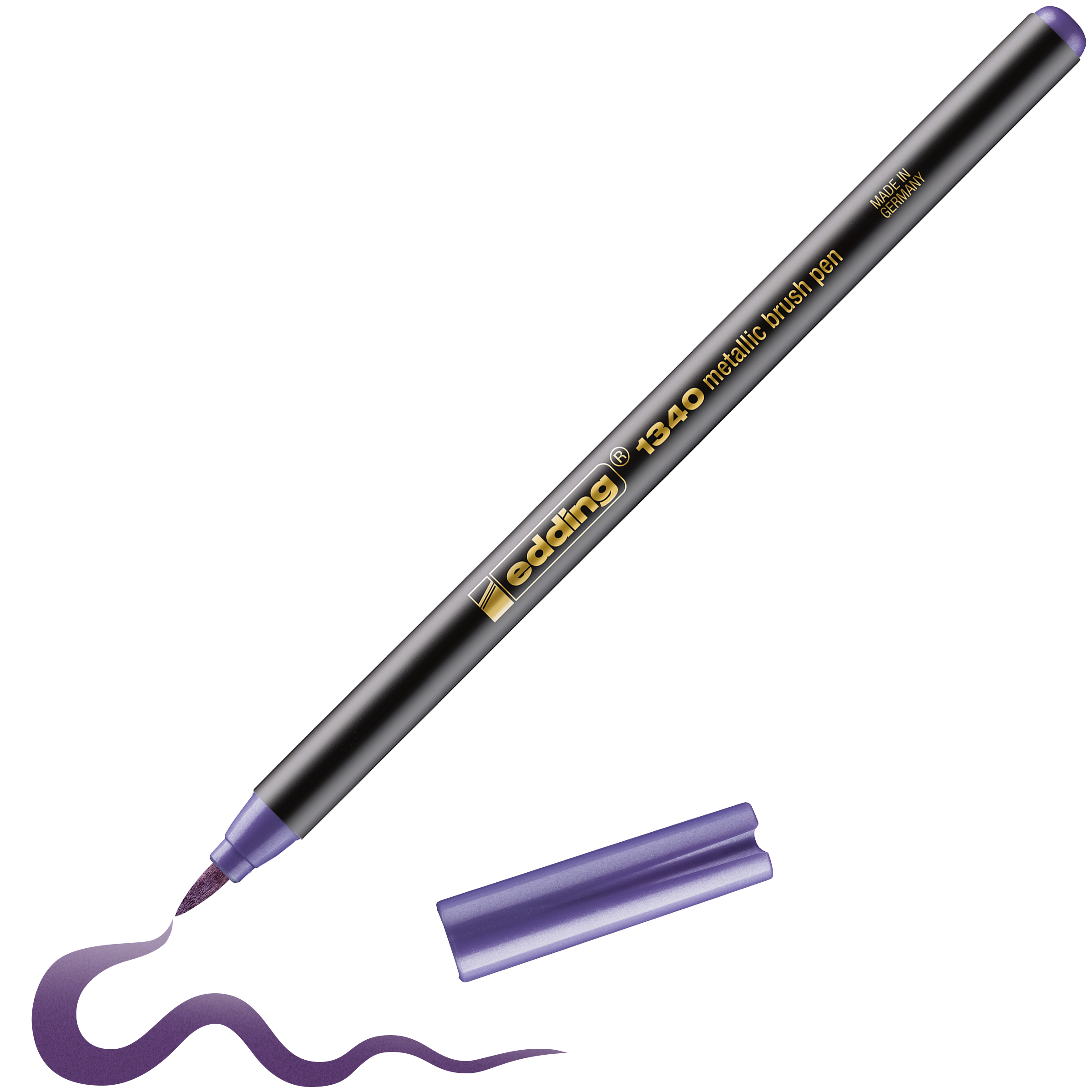 Ein schwarzer edding 1340 metallic Pinselstift mit violetter Pinselspitze zeichnet eine wellenförmige violette Linie. Die passende violette Kappe liegt dem Stift bei – ideal für kreatives Arbeiten mit wasserbasierter Tinte.