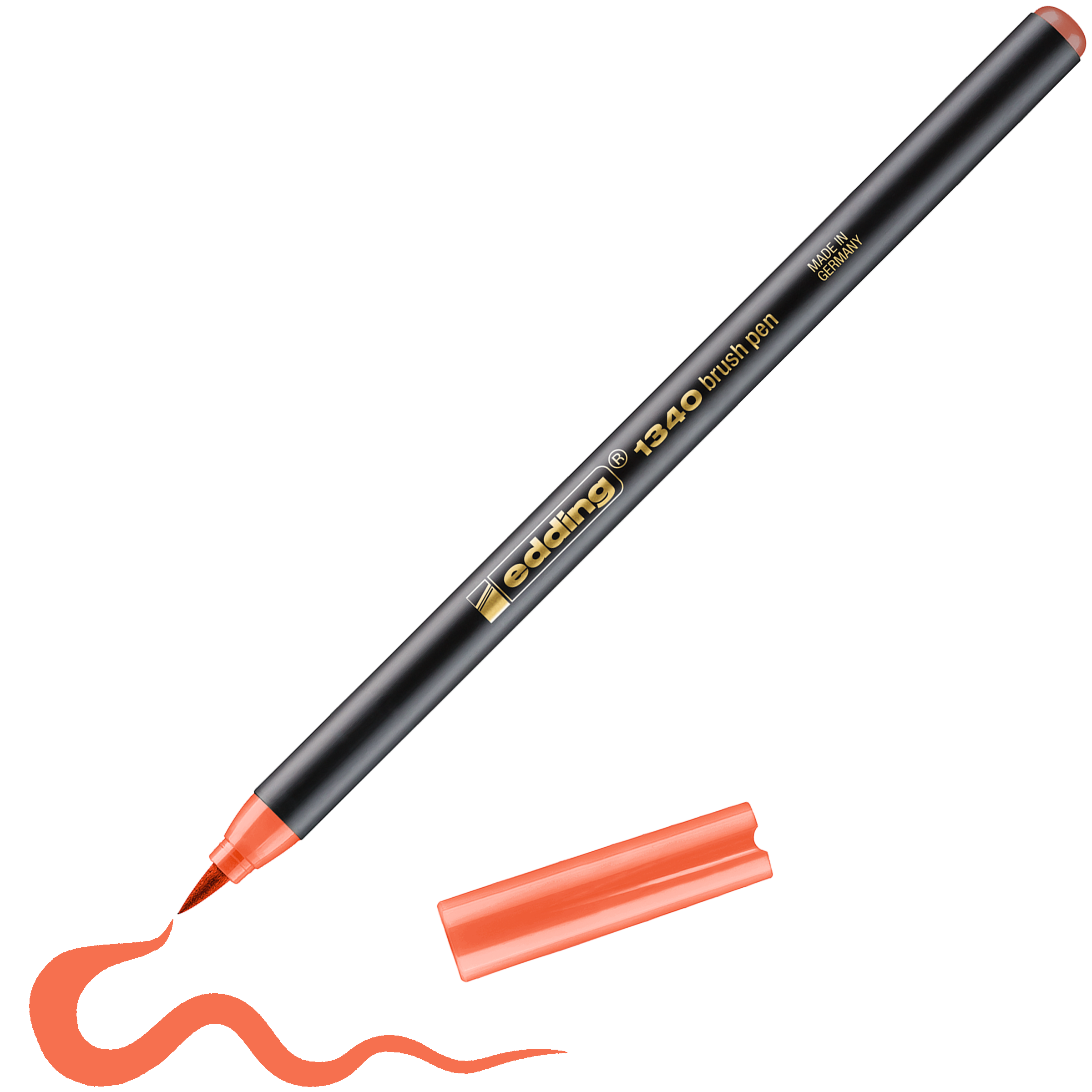 Ein schwarzer edding 1340 Pinselstift mit orangefarbener Kappe zeichnet eine orangefarbene Wellenlinie und unterstreicht so edding als Qualitätsmarke. Der diagonal platzierte Stift und die Kappe heben sich vom weißen Hintergrund ab.