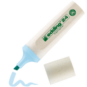 Ein beige-hellblauer edding 24 EcoLine Textmarker von edding, ohne Kappe, mit blauer Keilspitze daneben. Zertifiziert mit dem Blauen Engel für die Verwendung nachwachsender Rohstoffe.