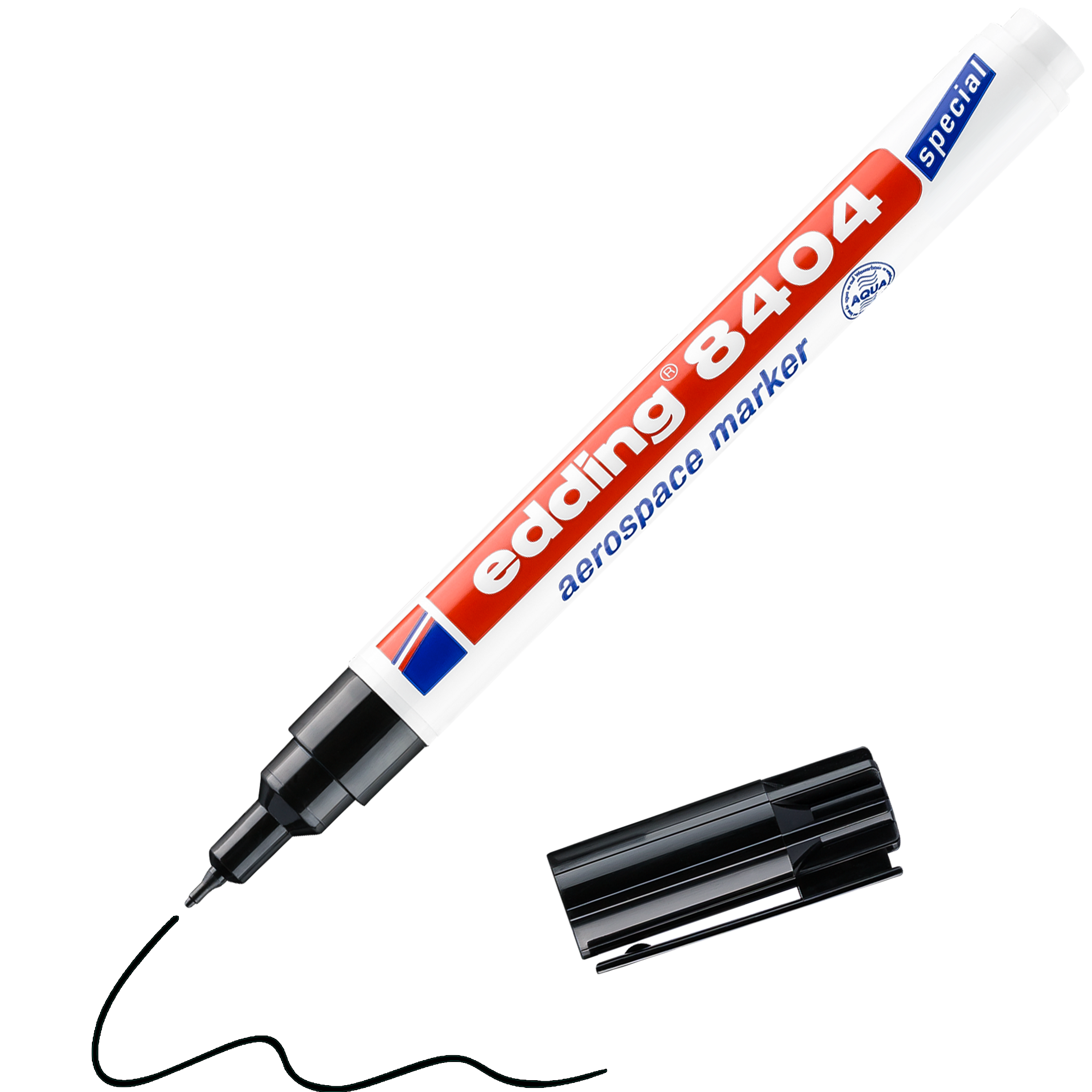 Ein weißer edding 8404 Aerospace Marker von edding mit rot-blauem Etikett liegt diagonal über der abgenommenen schwarzen Kappe und weist eine extra feine dunkle Linie von der Spitze aus auf. Hergestellt in Deutschland.