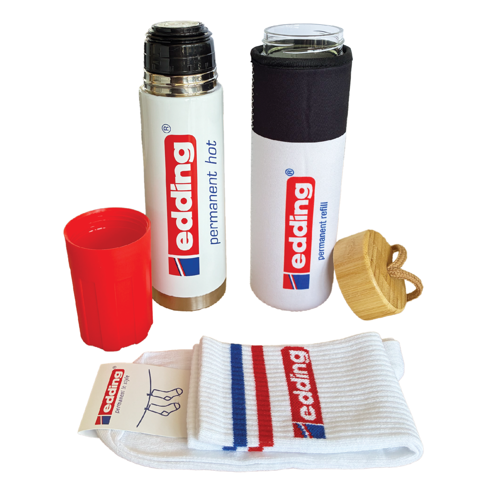 Das edding Fan-Bundle aus dem edding SHOP beinhaltet eine Edelstahl-Thermoskanne mit rotem Verschluss, eine weitere mit schwarzer Hülle und Holzdeckel sowie weiße Socken, alle verziert mit blauen und roten Edding-Logos.