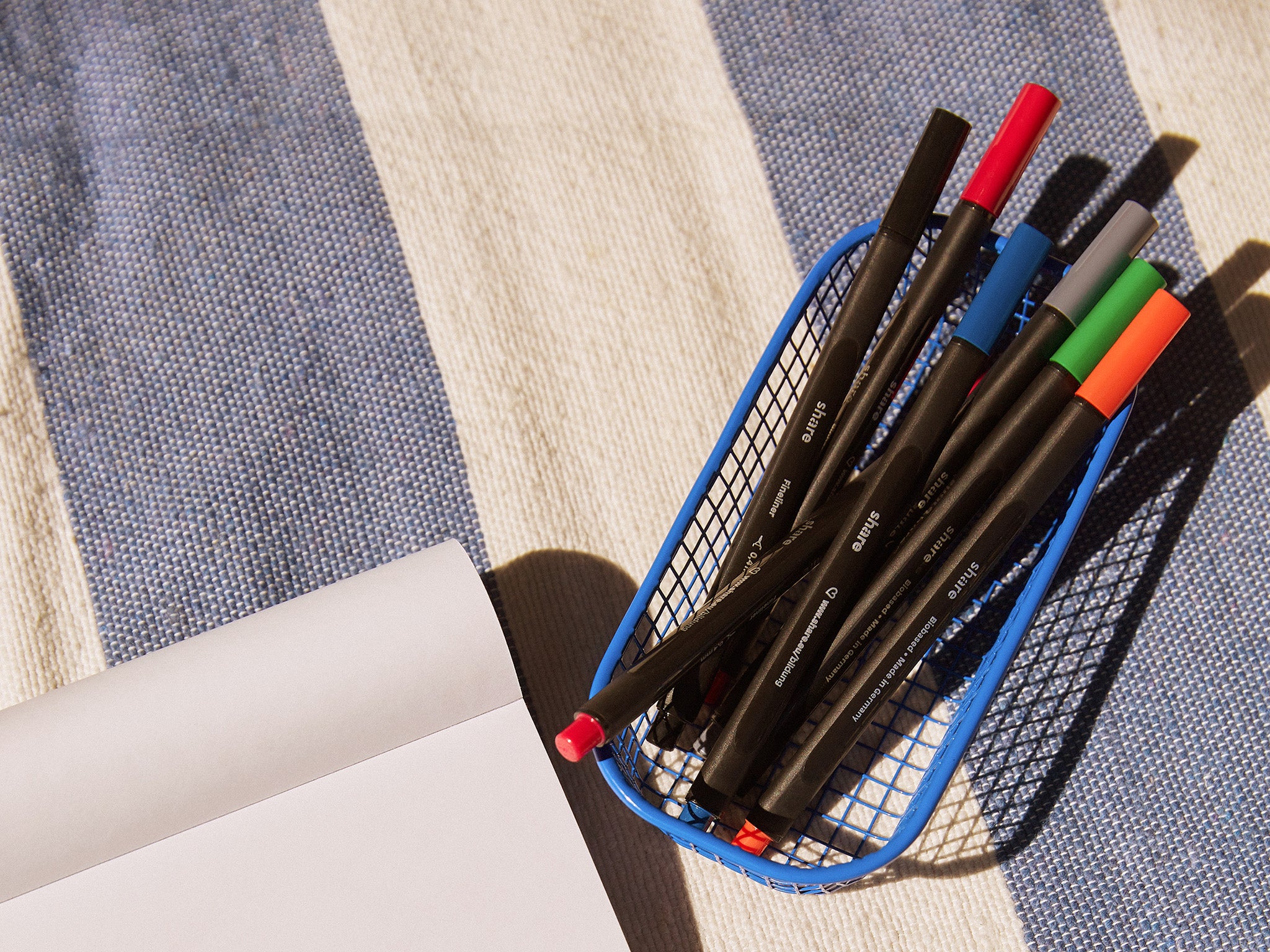 Eine Packung mit sechs Share-Fineliner-Stiften in verschiedenen Farben mit einer 0,4-mm-Spitze, präsentiert in einer umweltfreundlichen Verpackung.