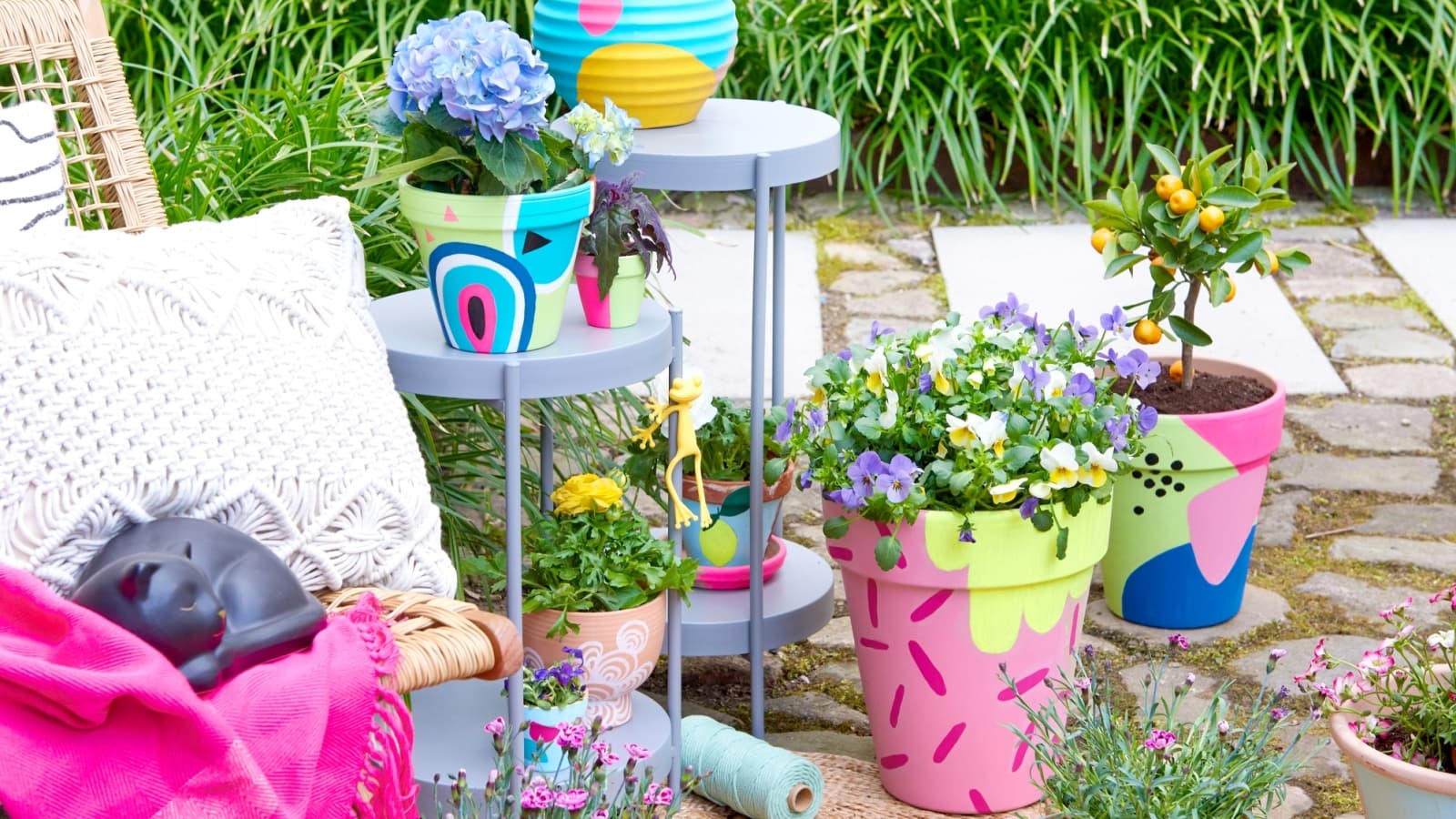 edding Upcycling von Blumentöpfen, bunt bemalt