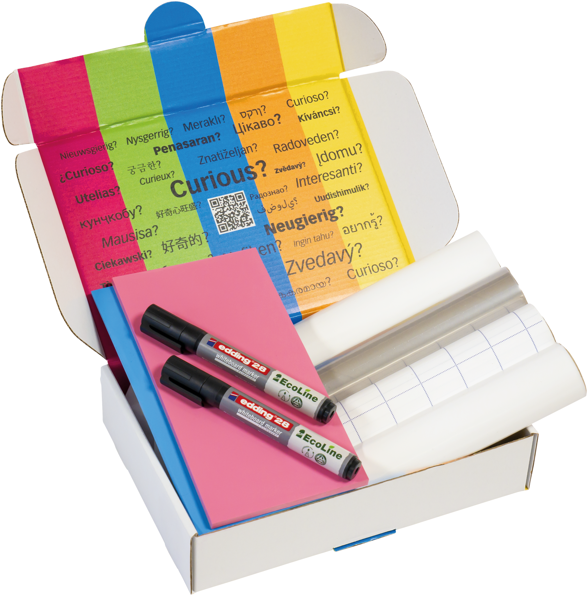 Die PLAYROOM ESSENTIALS Kreativbox Magic-Chart von Playroom ist eine offene Box mit zwei schwarzen Edding EcoLine Markern, einem rosa Notizblock, einem blauen Notizbuch, transparenten Klebefolien und einem Innendeckel mit der Aufschrift "Curious?" in verschiedenen Sprachen.