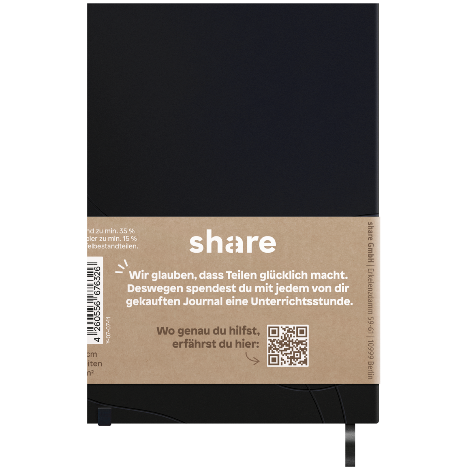 Ein schwarzes Share Notizbuch A5 mit einem elastischen Verschluss und einem braunen Kraftpapieretikett unten, das eine Bildungsinitiative fördert.