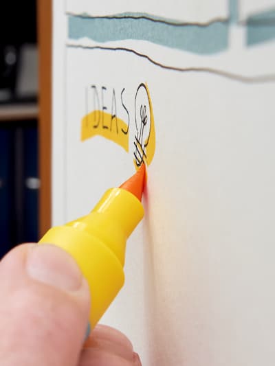 Flipcharteffektmarker hebt Inahltauf Flipchart hervor