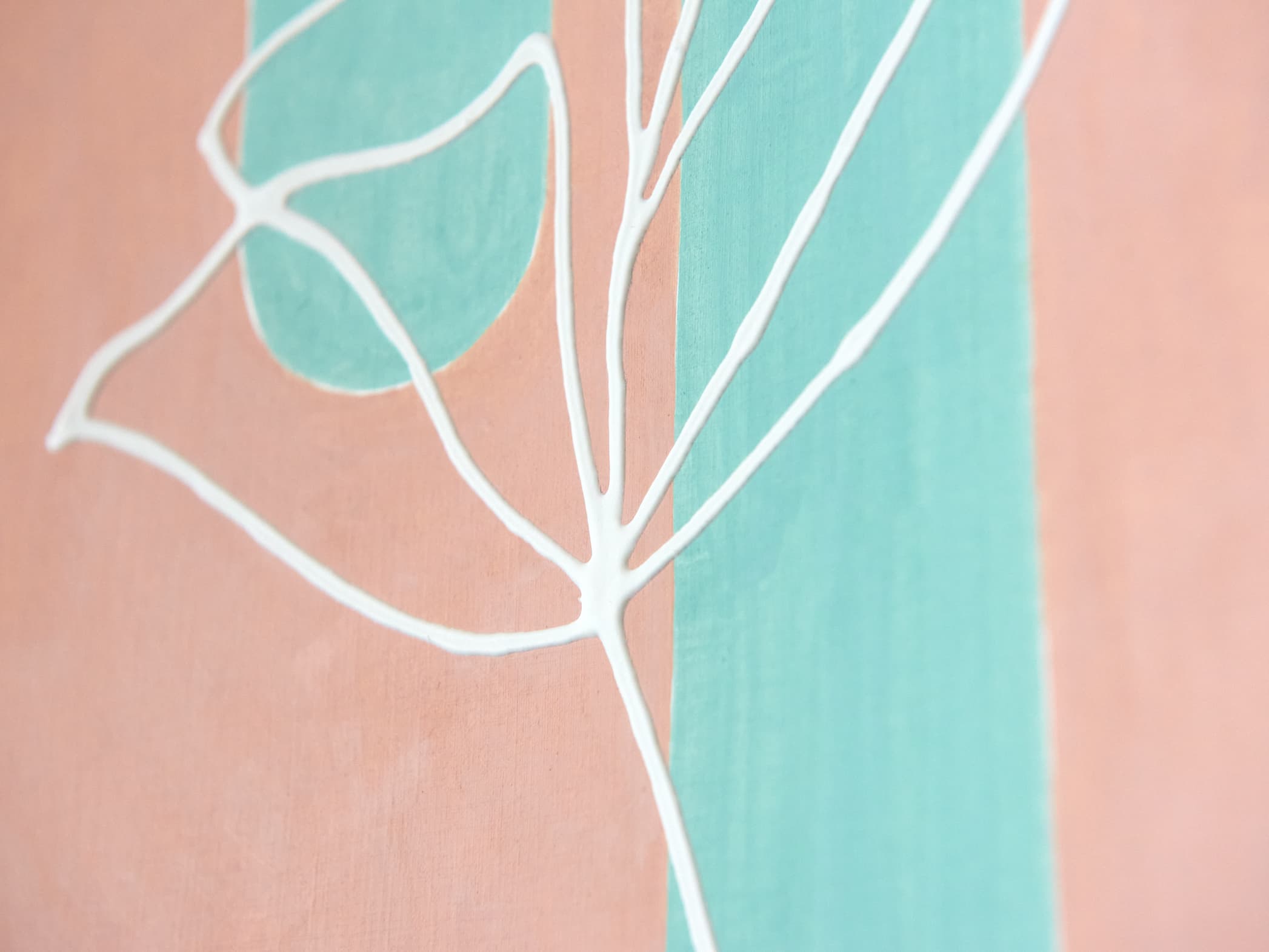 Abstraktes botanisches Gemälde mit weißen Linien, die Blattumrisse auf einem weichen pfirsich- und blaugrünen Hintergrund darstellen, erstellt mit edding 5000 Acrylmarker breit mit hochpigmentierter Tinte.
