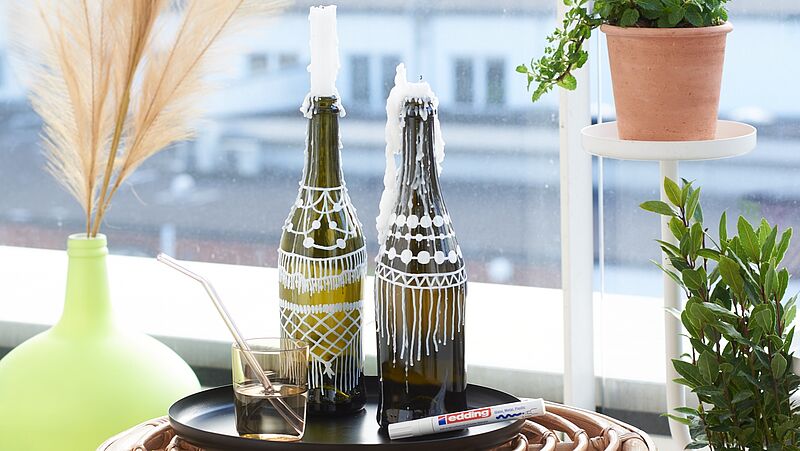 Alte Weinflaschen mit aufgemaltem Makrame Muster