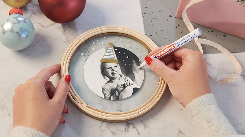 Bilderrahmen Glasscheibe wird mit Glanzlackmarker bemalt