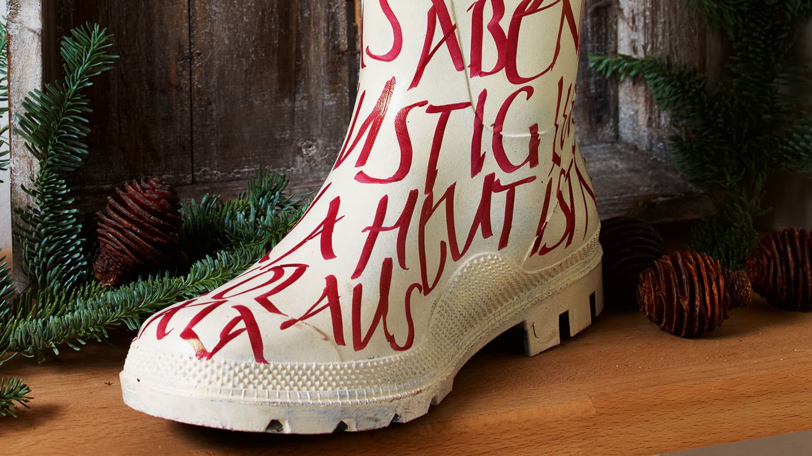 edding beschriebener Gummistiefel mit winterlichem Hintergrund