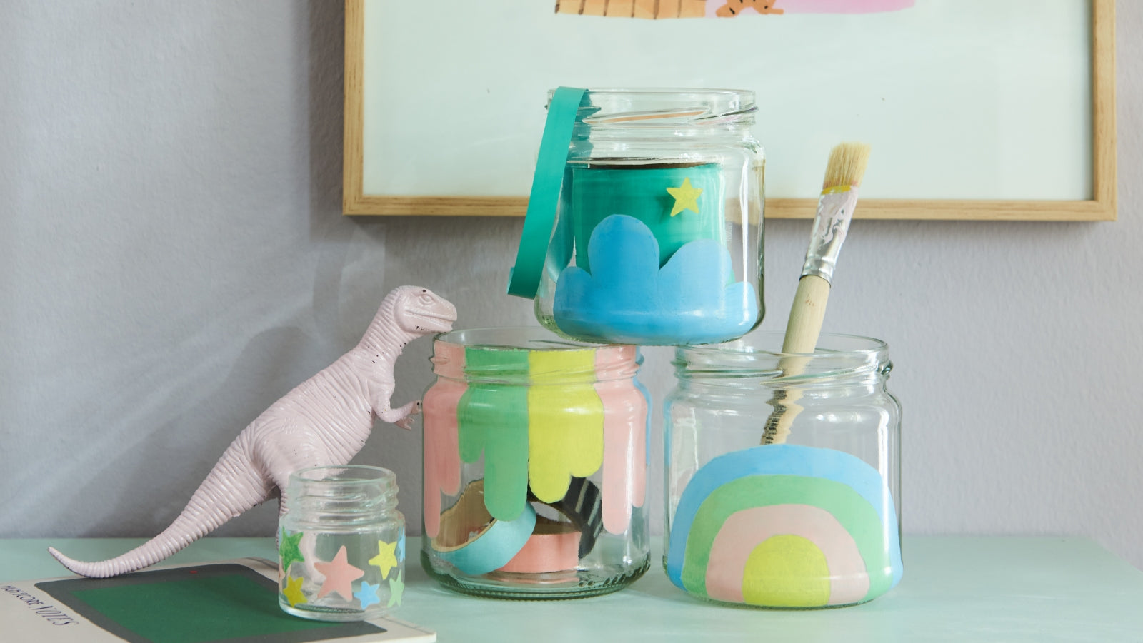 Alte Einweggläser bemalt mit Glanzlackmarkern als Organizer