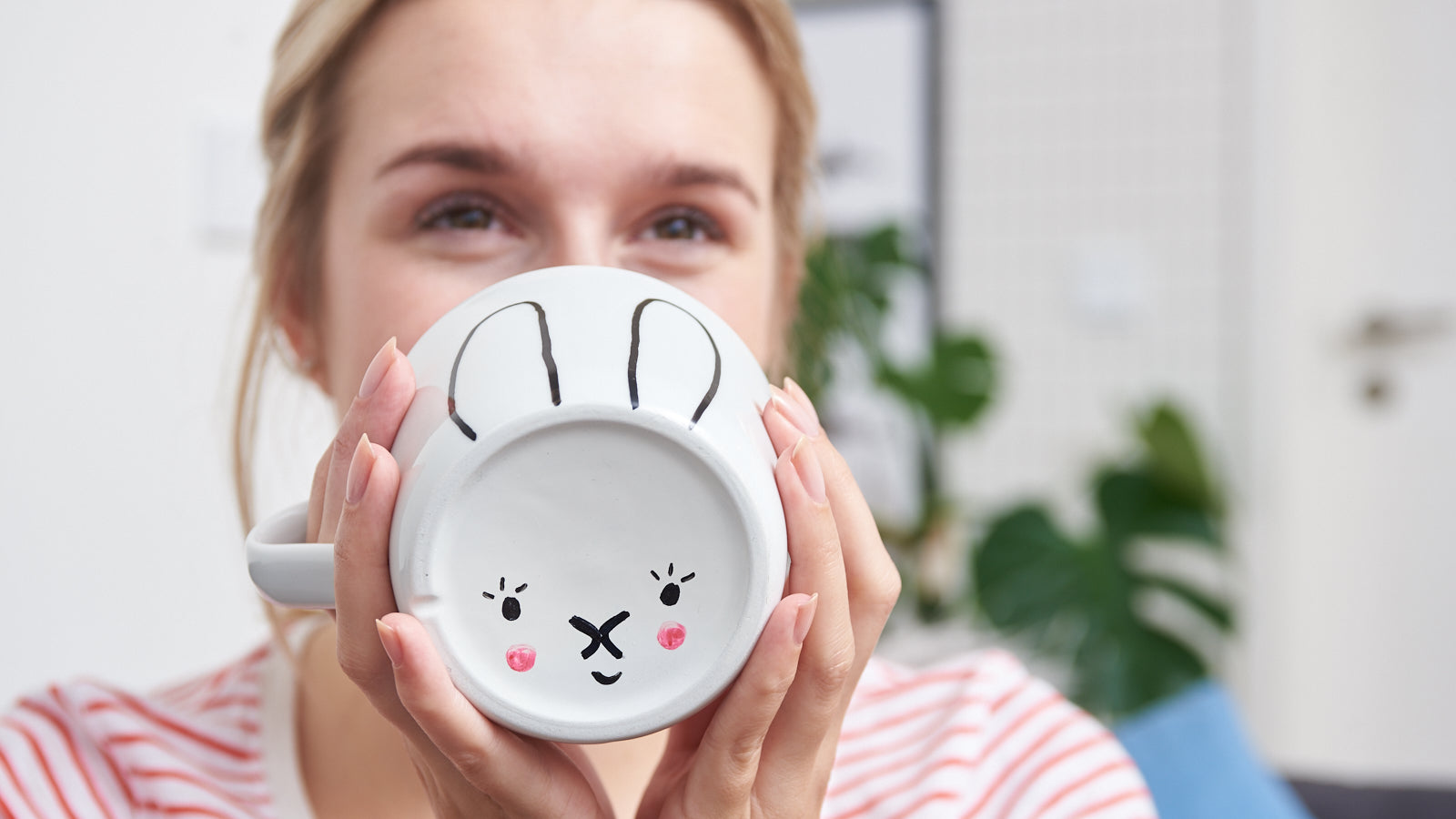 Tasse mit Hasengesicht am Boden