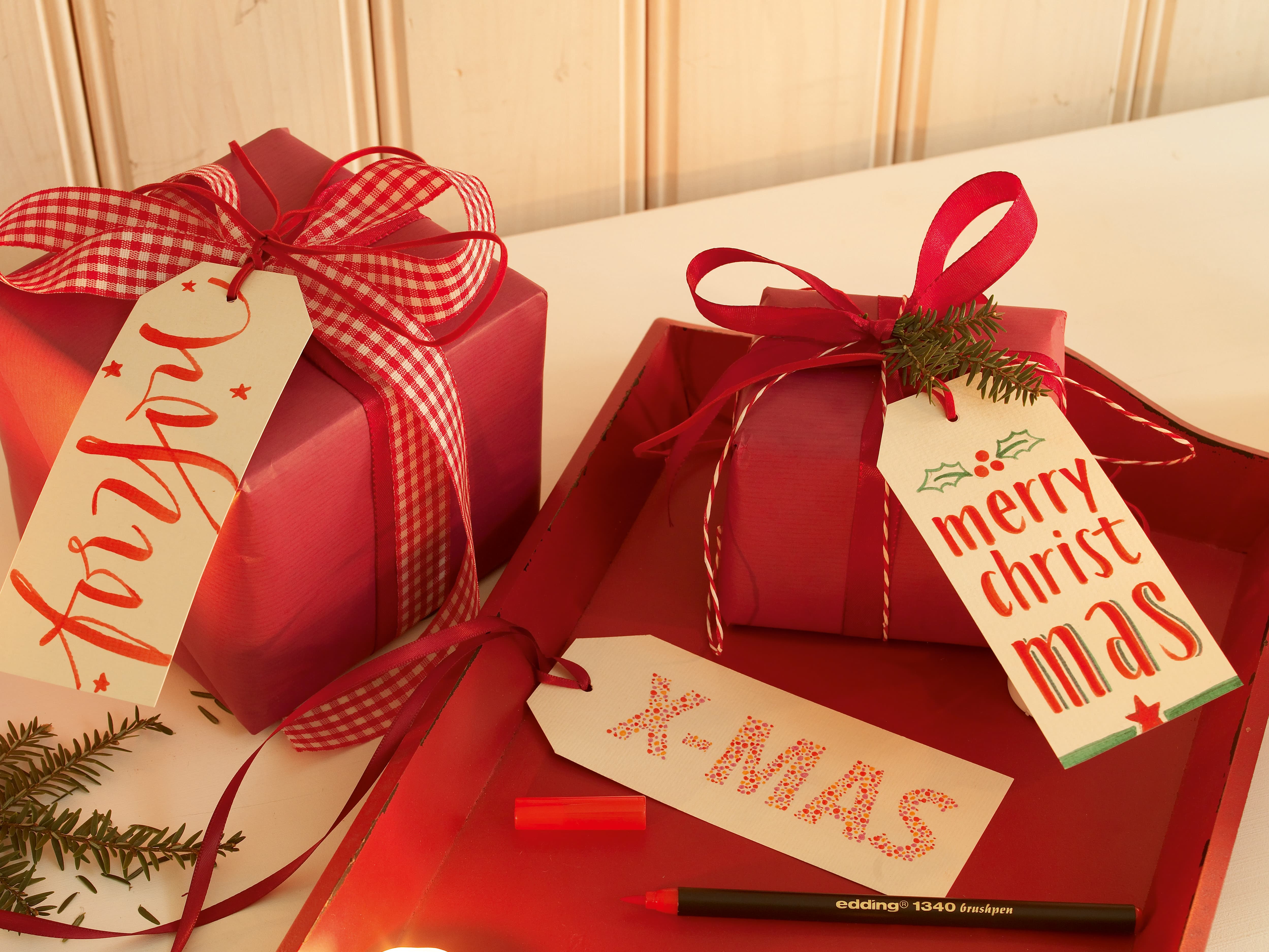 edding Gestalten von Geschenkanhängern für Weihnachtsgeschenke