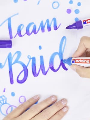 Team Bride wird auf Stoff gemalt