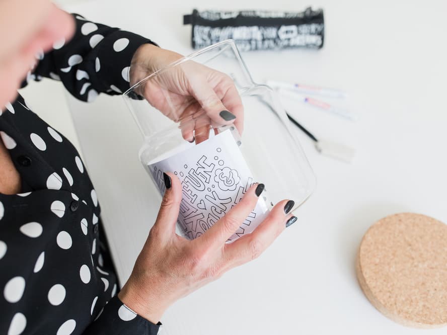 Vorlage wird in Glasbehälter fixiert