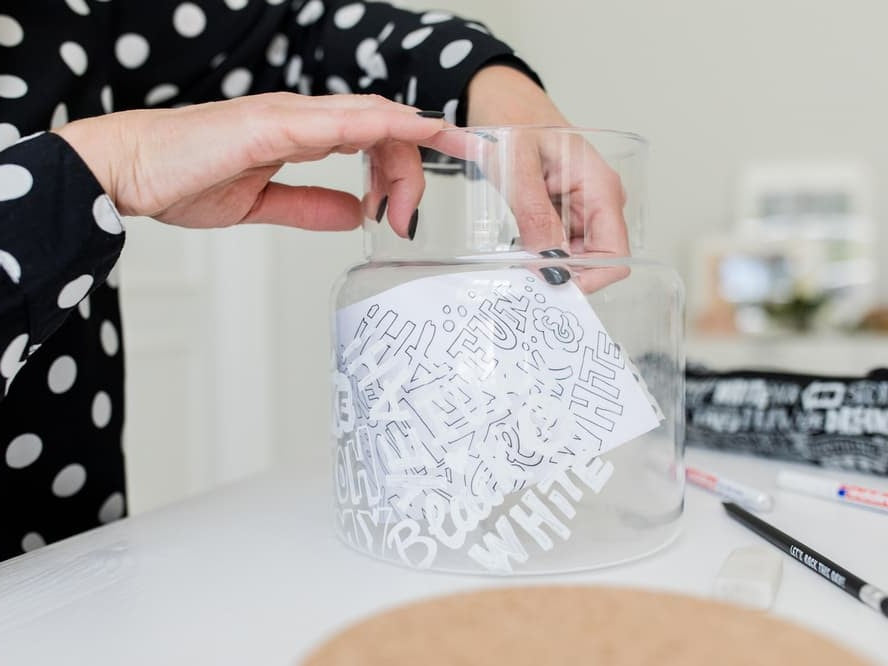 Vorlage wird aus Glasvase herausgenommen