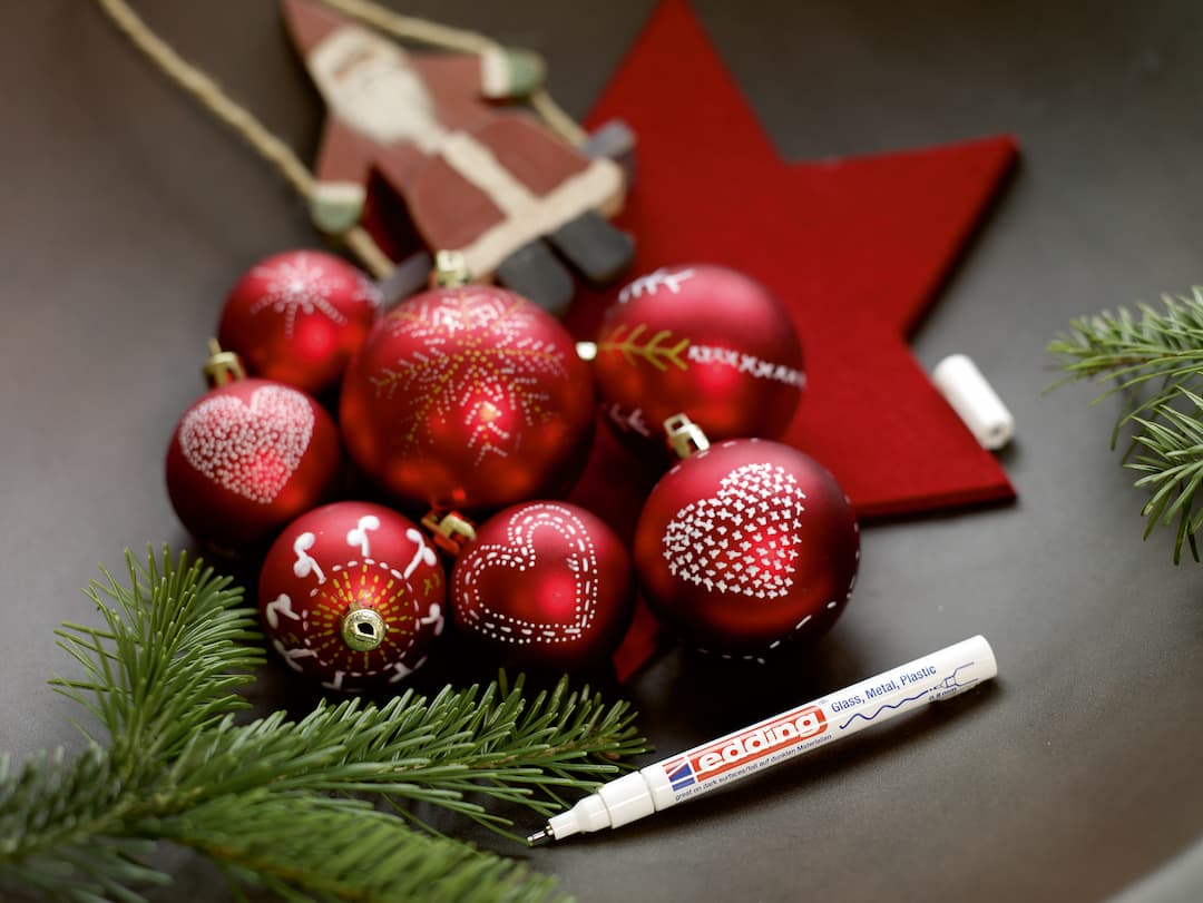 Bemalte Weihnachtskugel mit Punktemotiv