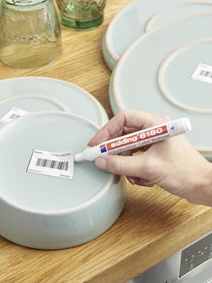 Etikettenmarker löst Barcode von Teller