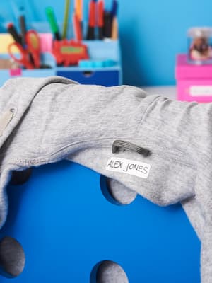 Waschetikett klebt in Kinderjacke