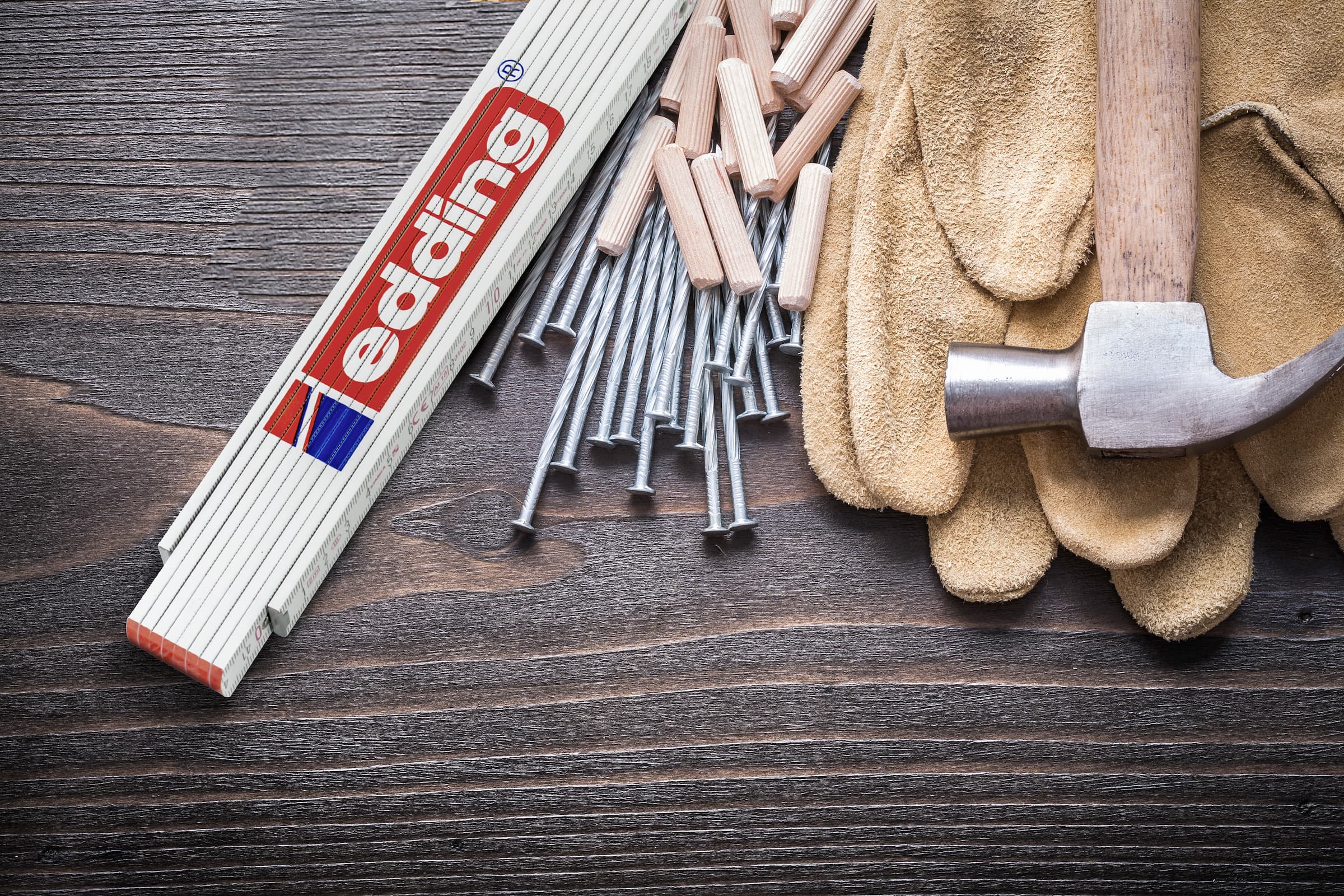edding Zollstock neben Schrauben und Dübeln