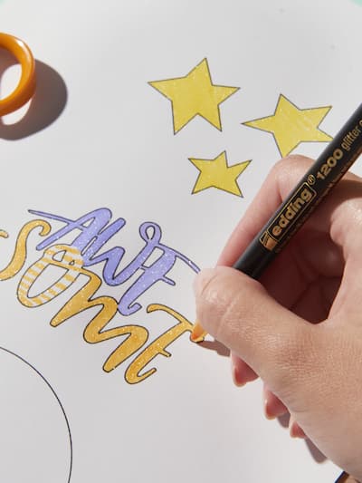 Glitzerstift malt Vorlage aus