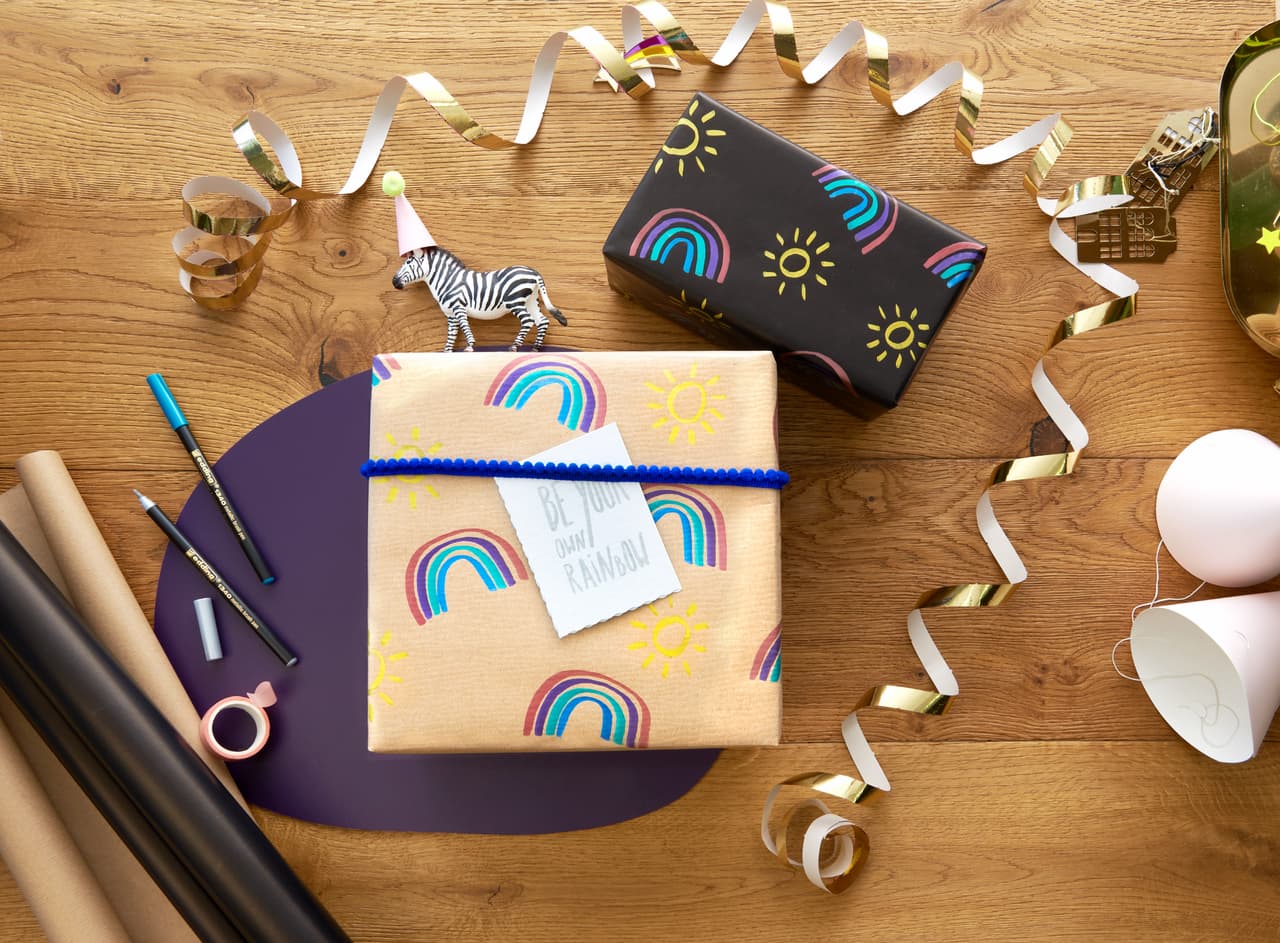 edding 1340 schön gestaltete Geschenke mit angemaltem Geschenkpapier