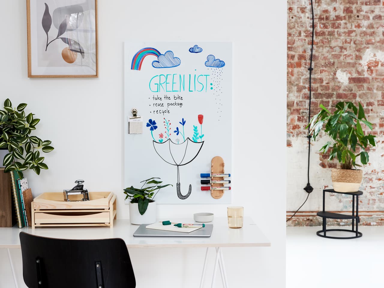 Ein heller und moderner Büroraum mit einem umweltfreundlichen Thema, ausgestattet mit einem Whiteboard mit einem edding 28 EcoLine Whiteboardmarker 4er-Set, das nachhaltige Praktiken wie Radfahren, Wiederverwendung von Verpackungen und Recycling fördert, ergänzt durch Zimmerpflanzen.