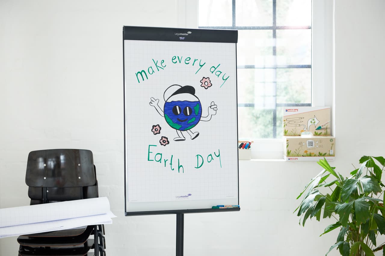 Eine farbenfrohe Botschaft auf einem Whiteboard mit der Aufschrift „Make every day Earth Day“ mit einer Zeichnung einer lächelnden Erde, die jeden Tag, nicht nur am Tag der Erde, zum Umweltbewusstsein und zum Handeln anregt. Die lebendigen Farben wurden mit dem edding 32 EcoLine Flipchartmarker erzeugt.