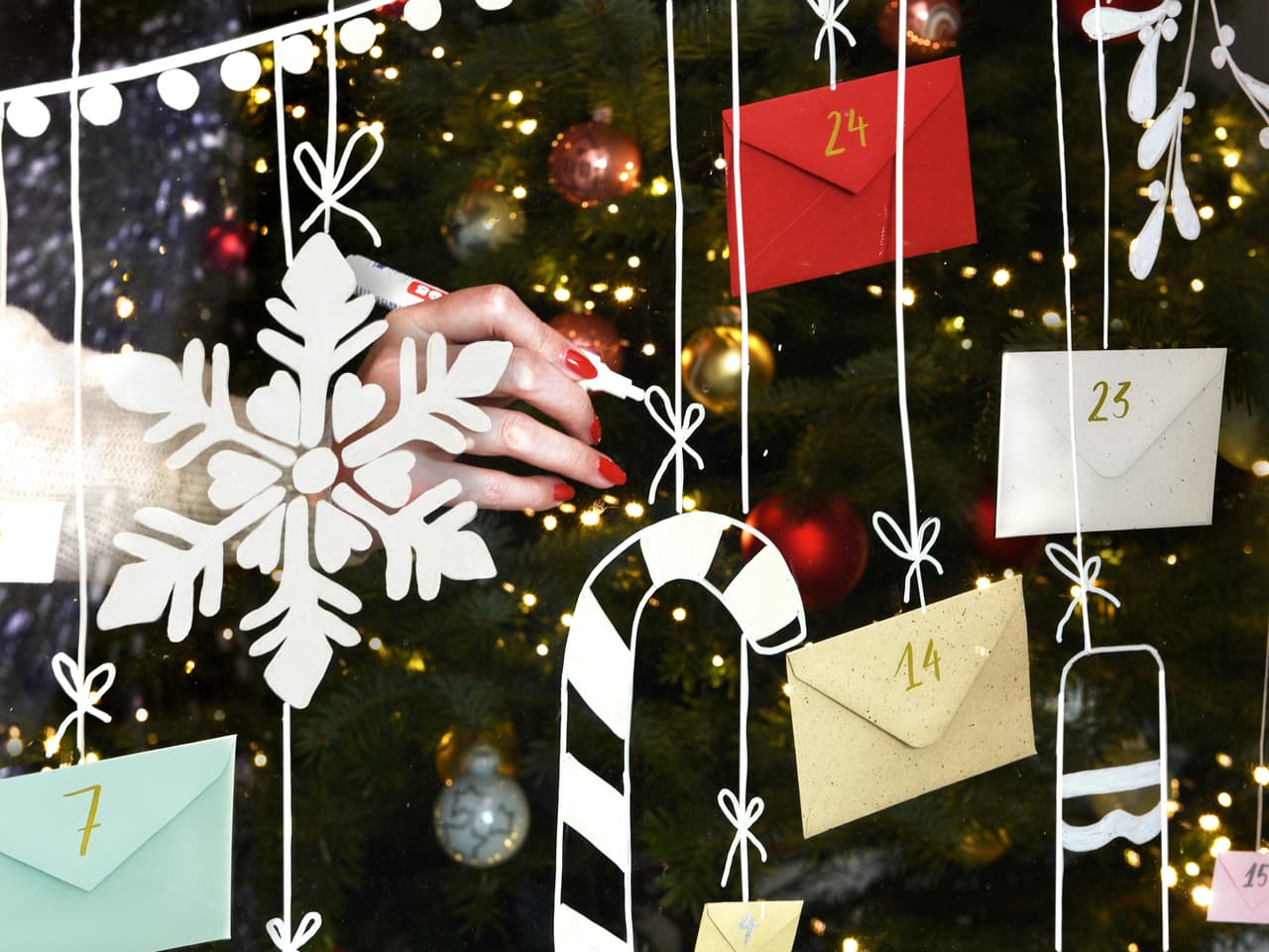 Bemaltes Fenster als Adventskalender