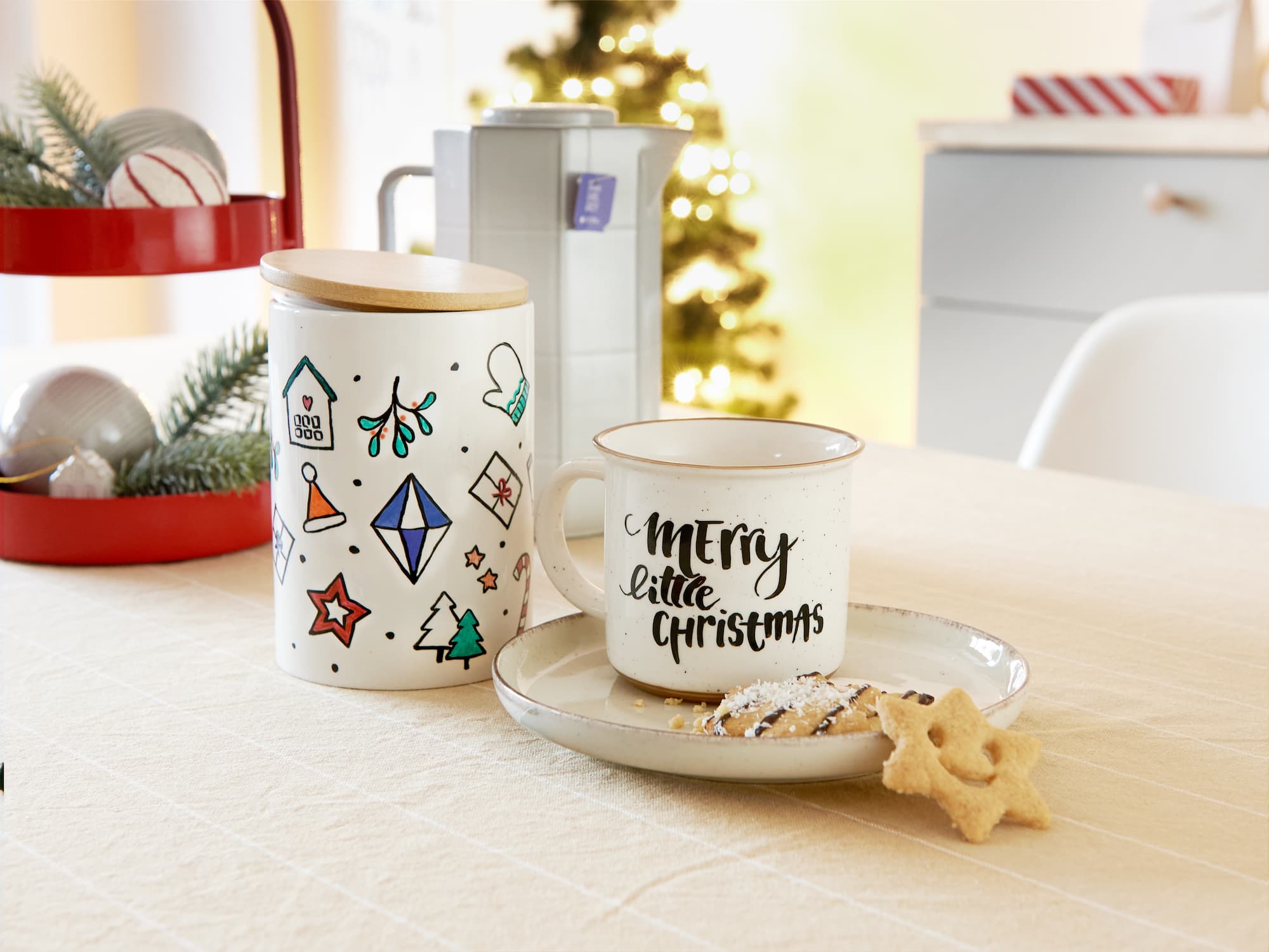Mit dem edding 4200 Porzellanpinselstift von edding können Keramik-Dekor-Fans festliche Designs – wie zum Beispiel „Merry Little Christmas“-Tassen für gemütliche Weihnachtsszenen – mit spülmaschinenfesten Ergebnissen gestalten.