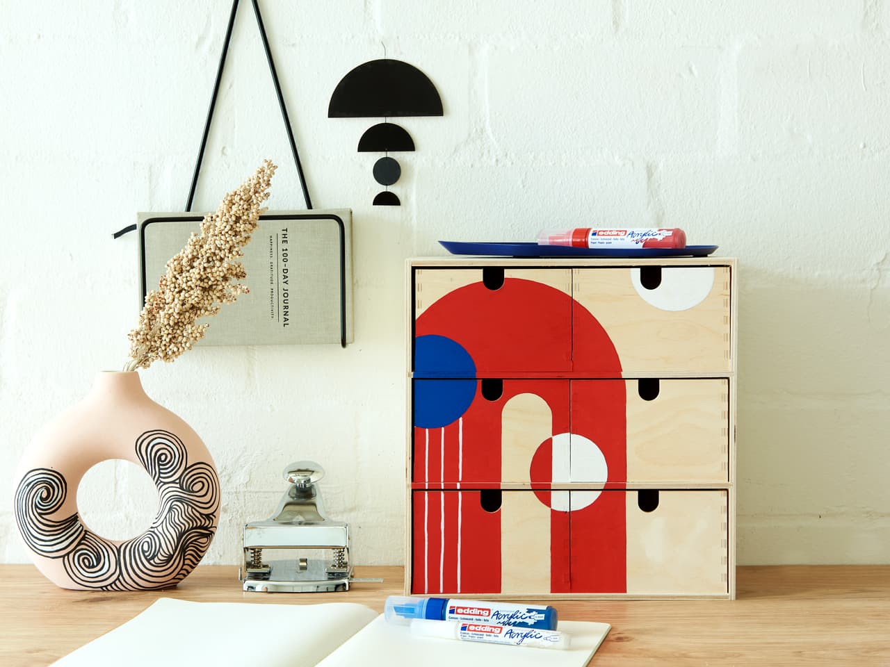 Beamaltes IKEA Regal mit Acrylmarkern