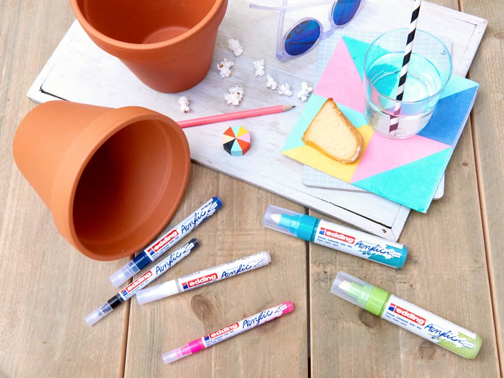 Tontopf und Acrylstifte