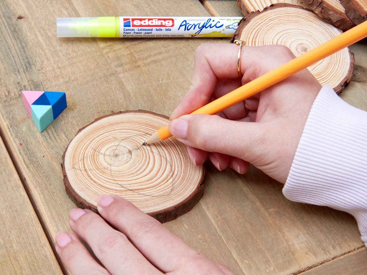Motive wird mit Bleistift auf Holzscheibe vorgemalt