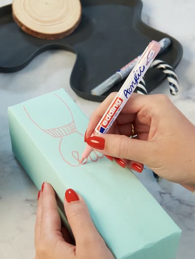 Geschenkpapier wir dmit Acrylmarker bemalt