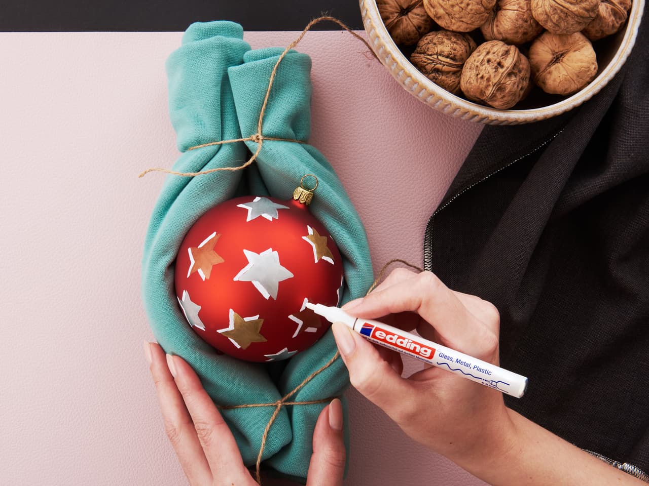 Bemalen von Weihnachtsbaumkugeln