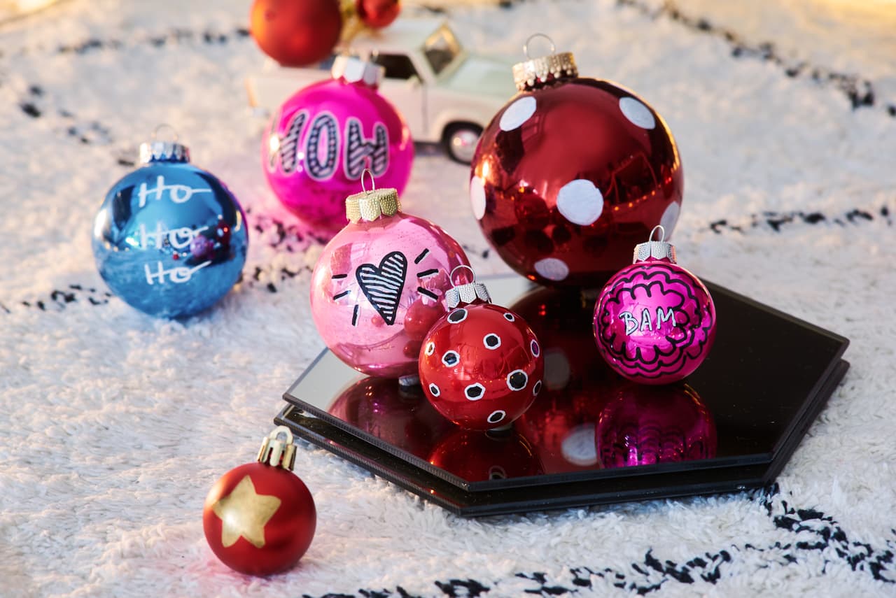 Bunte Weihnachtskugeln mit edding