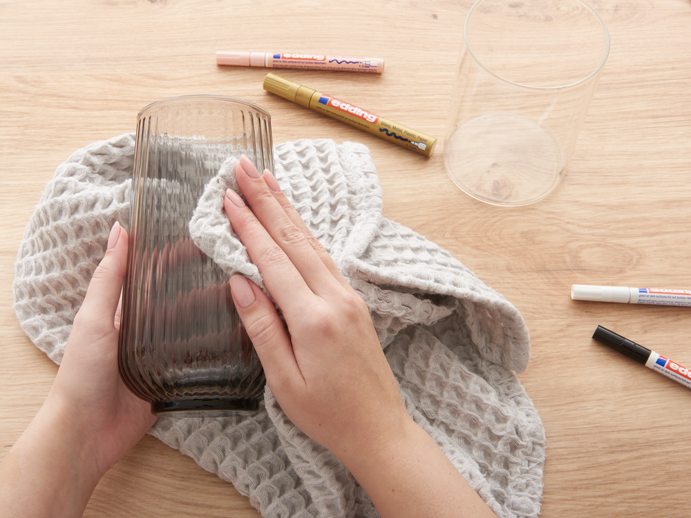 Glasvase wird mit Tuch abgewischt