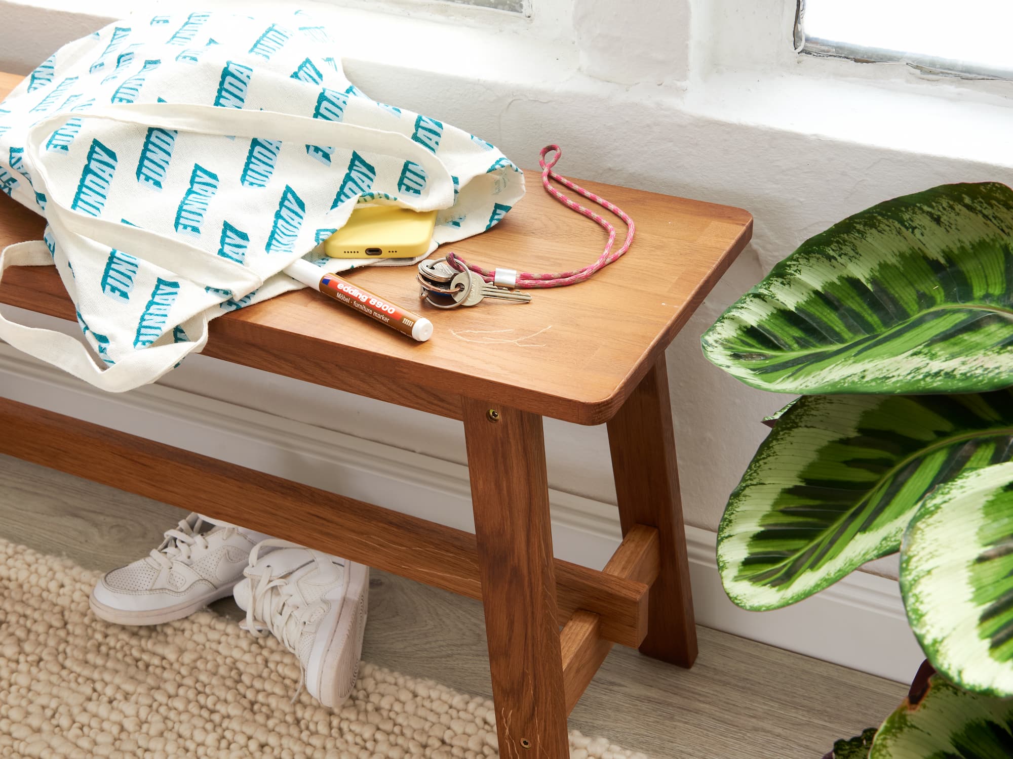 Verkratzte Bank mit Möbelmakrer daneben