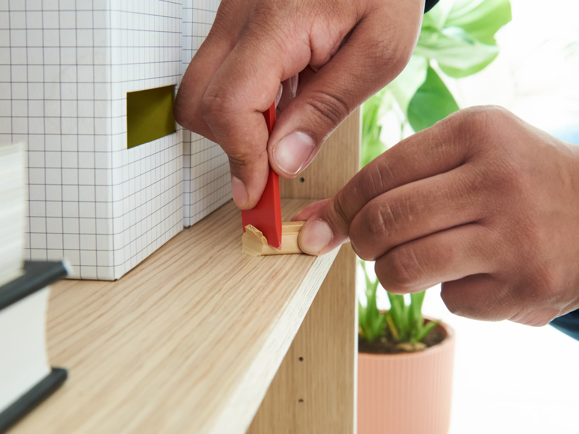 Möbelwachs wird mit Spachtel abgetrennt