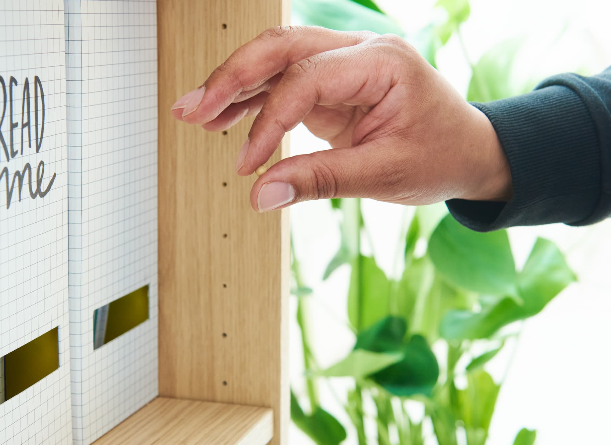 Möbelwachs wird zwischen Fingern gerollt