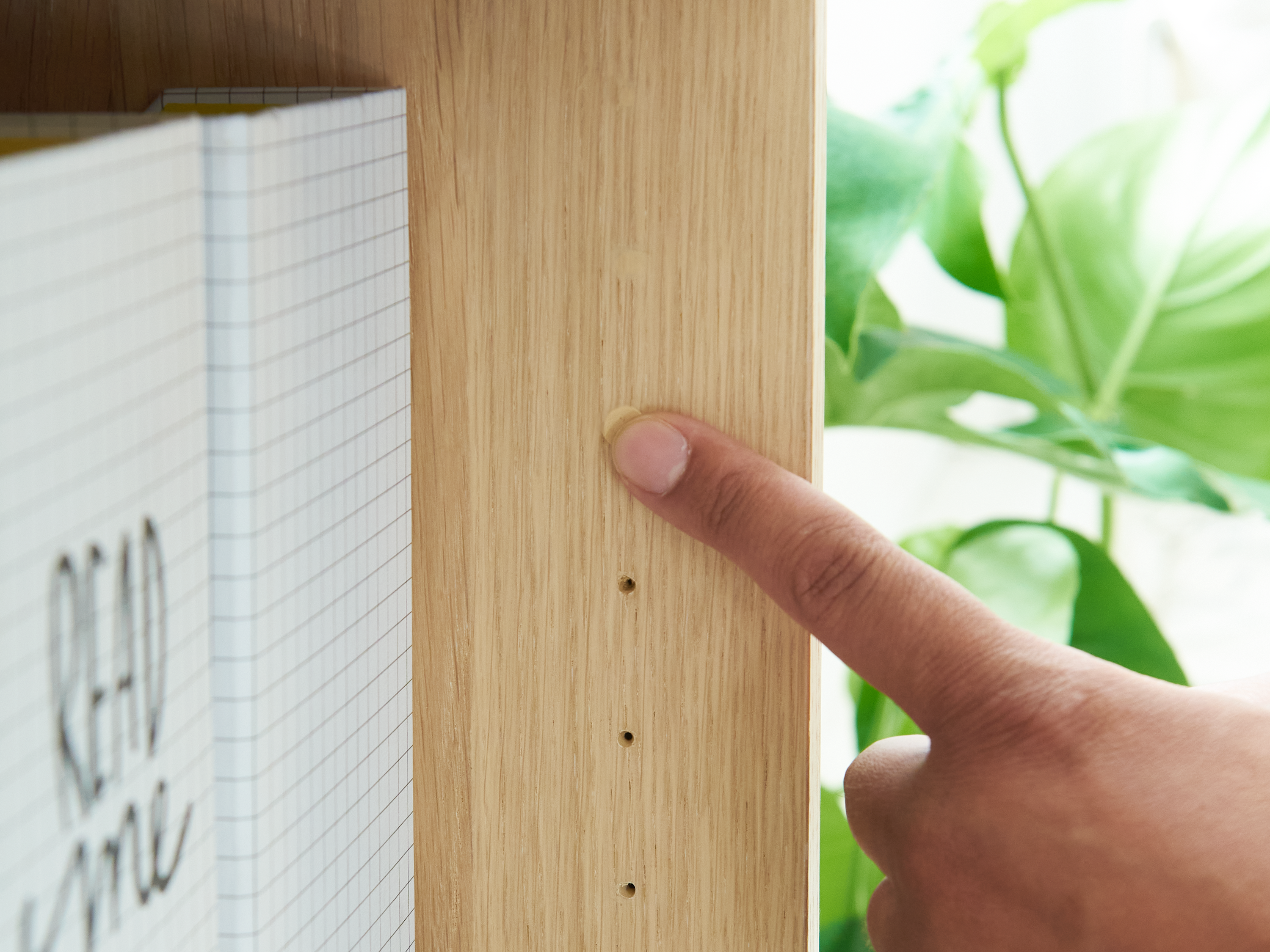 Montageloch für Regalboden wird mit Möbelwachs gefüllt