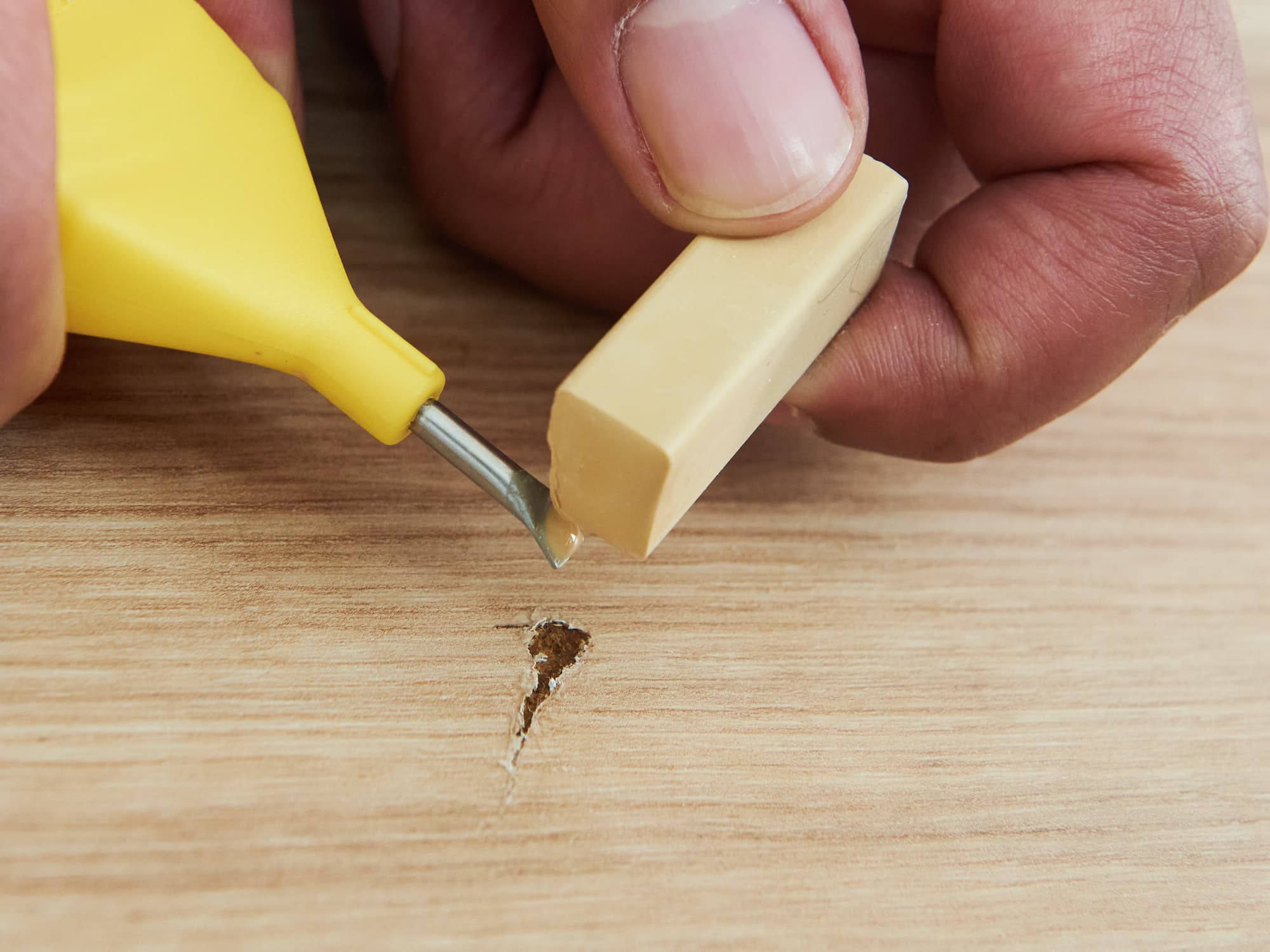 Wachsschmelzer schmilzt Bodenwachs